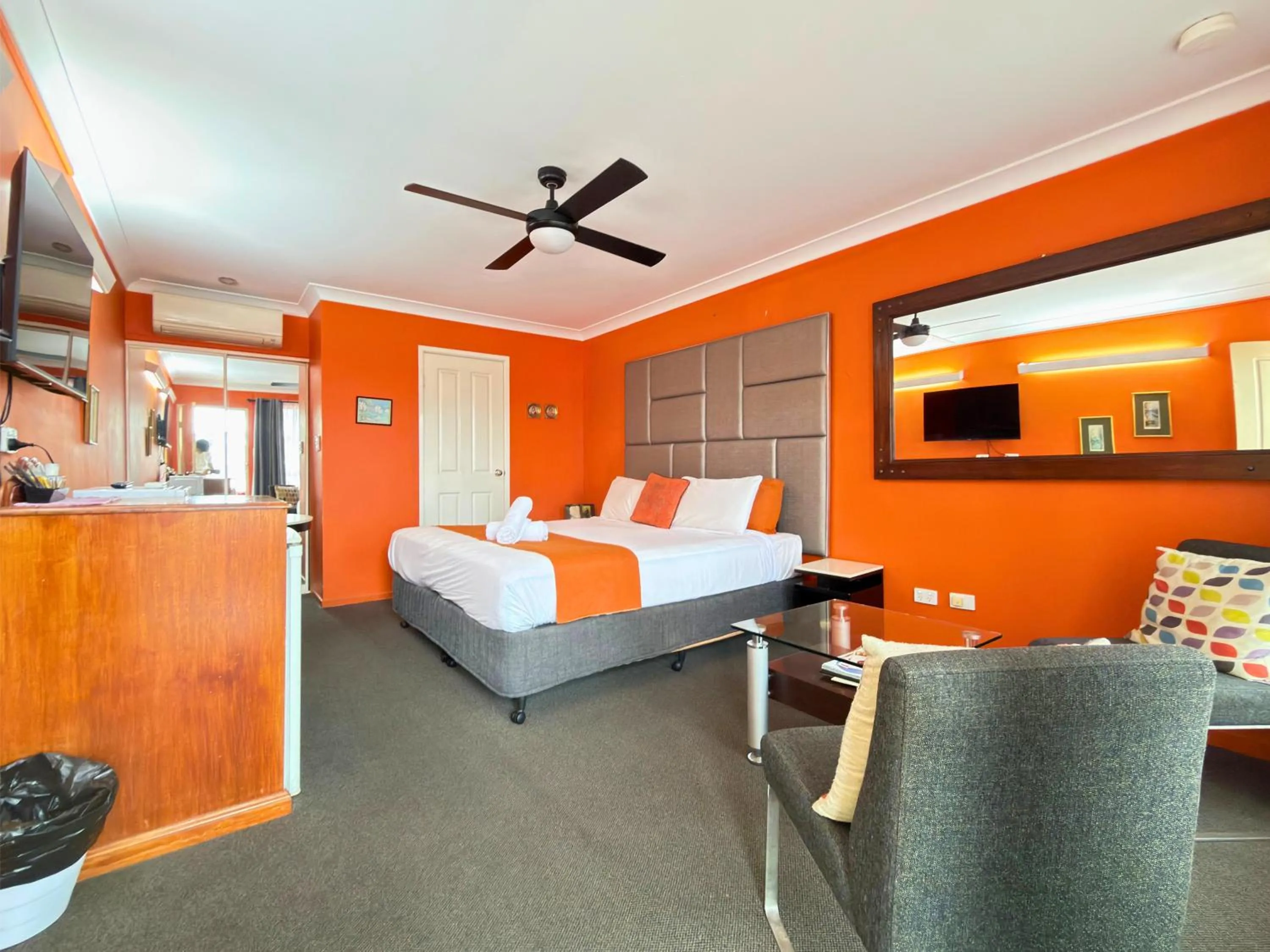 Photo of the whole room, Bed in Aussie Rest Motel