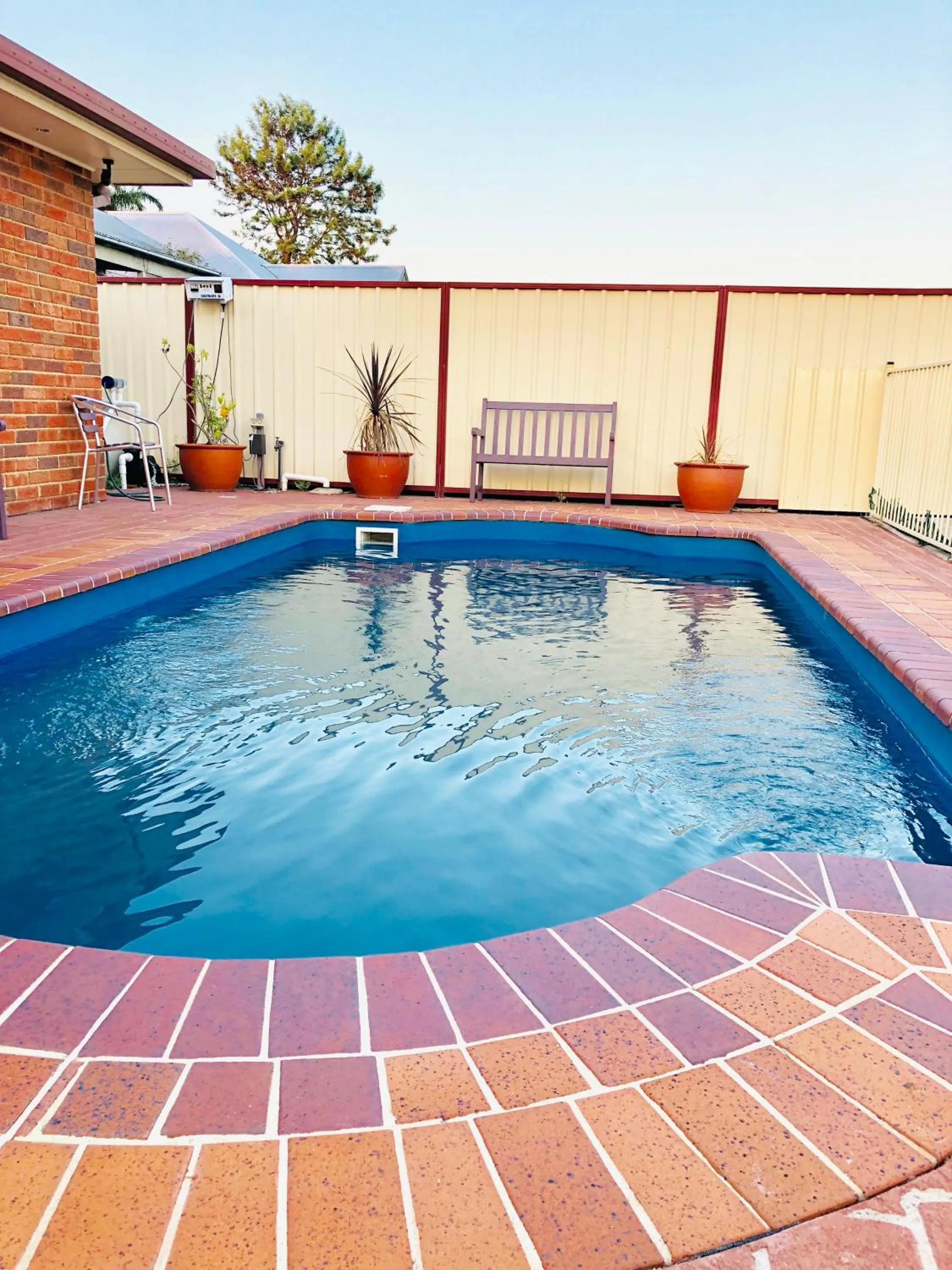 Swimming pool in Aussie Rest Motel