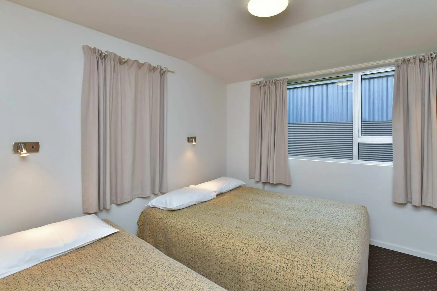 Bedroom, Bed in Wayside Motel