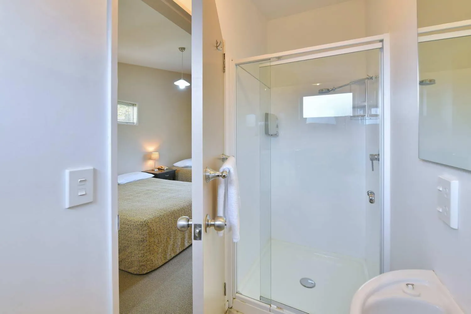 Shower, Bed in Wayside Motel
