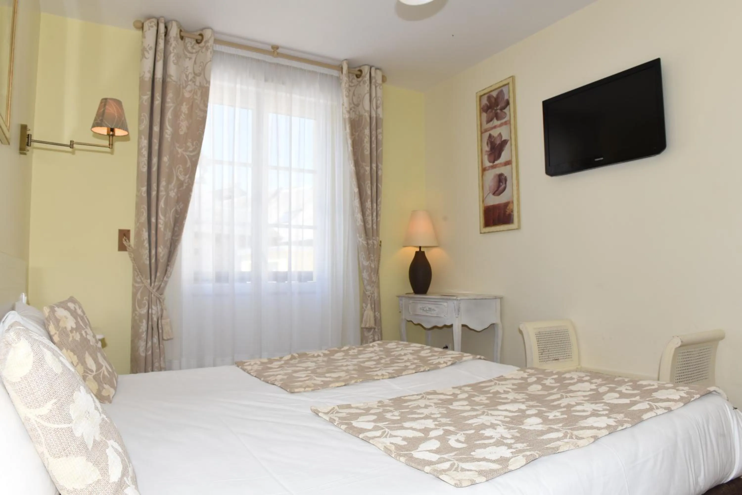 Bed in Hôtel Normandie Spa