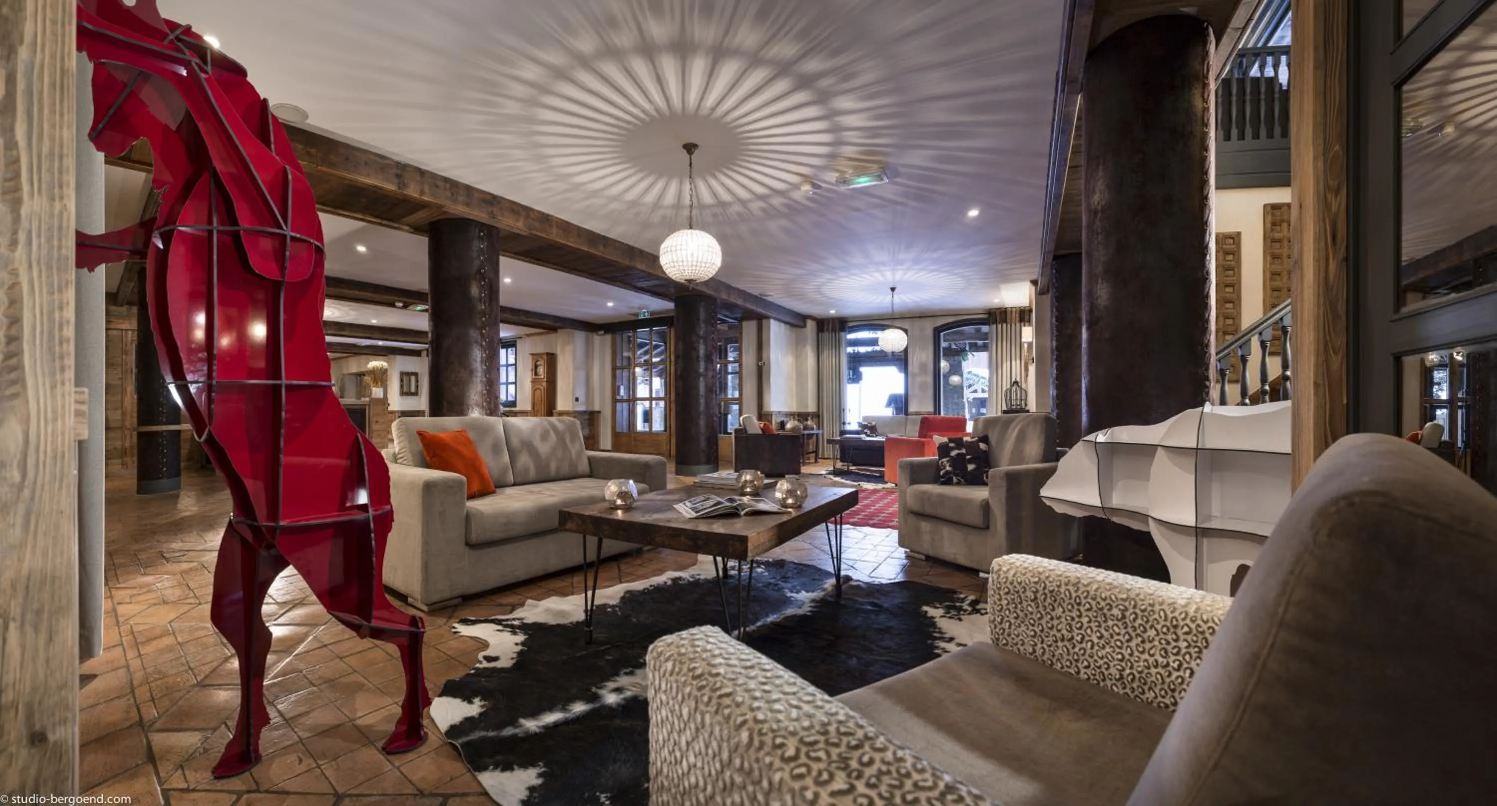 Communal lounge/ TV room in Hôtel Village Montana by Les Etincelles