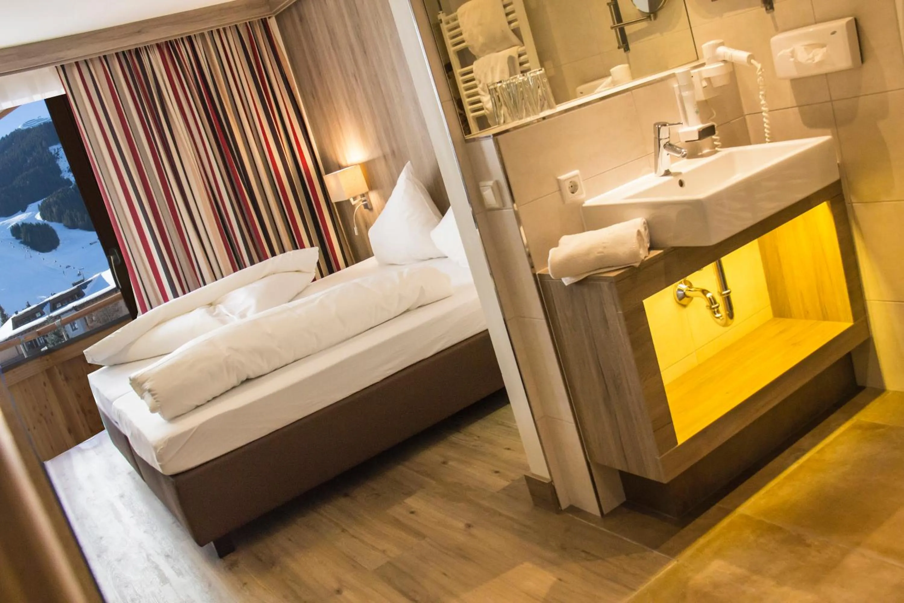 Shower, Bed in Hotel am Reiterkogel