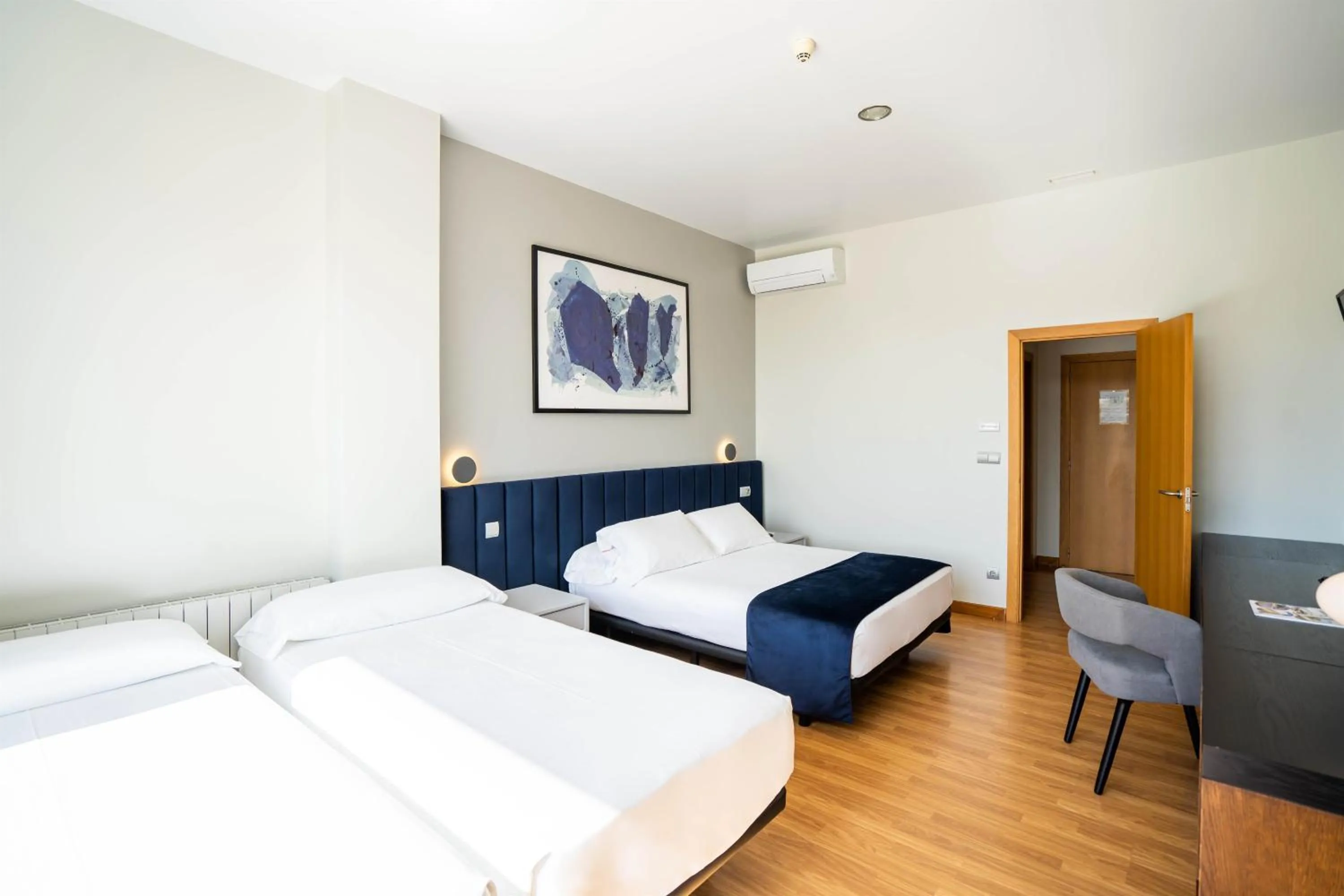 Photo of the whole room, Bed in Abba Comillas Hotel