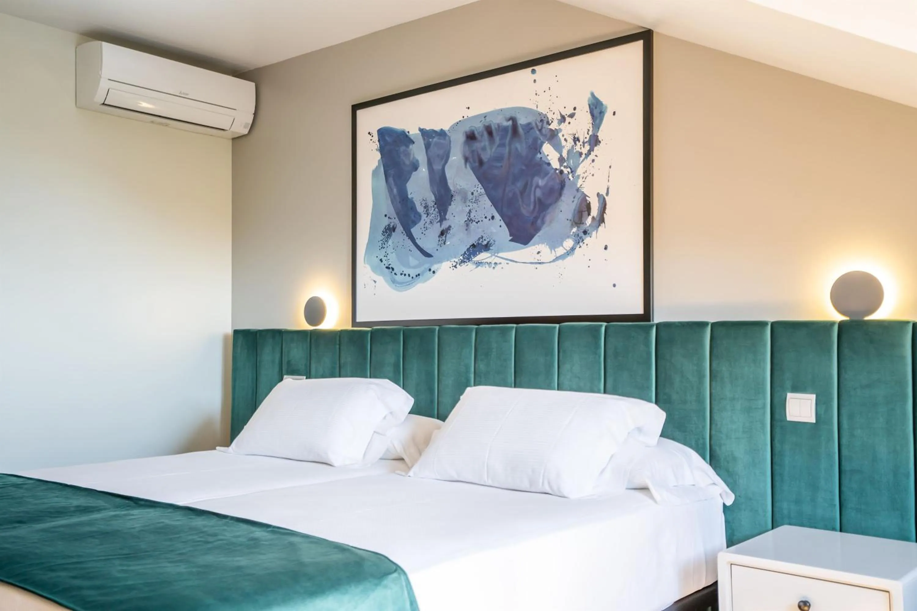 Photo of the whole room, Bed in Abba Comillas Hotel