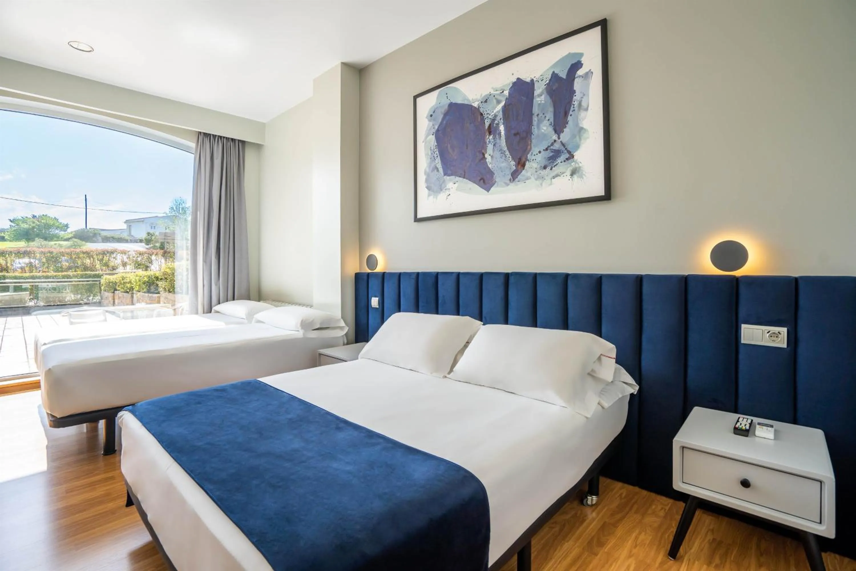 Photo of the whole room, Bed in Abba Comillas Hotel