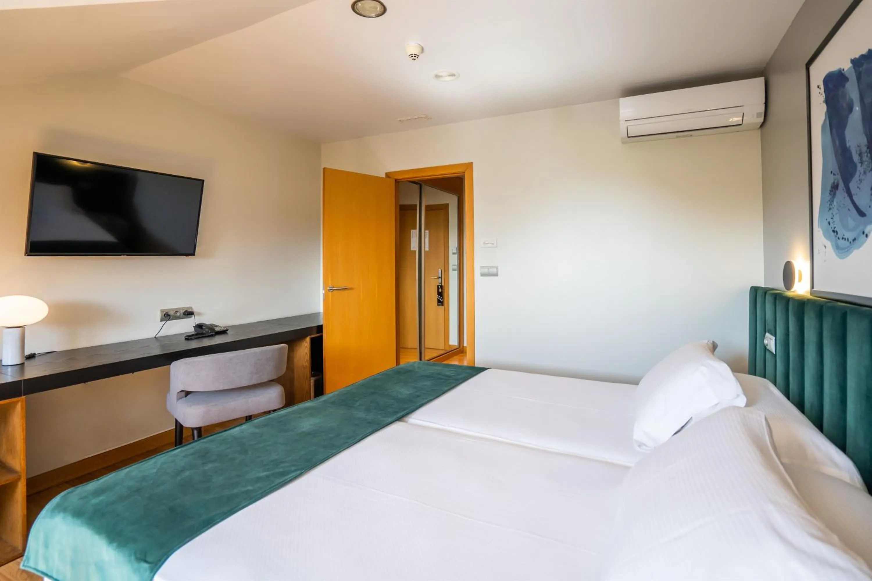 Photo of the whole room, Bed in Abba Comillas Hotel