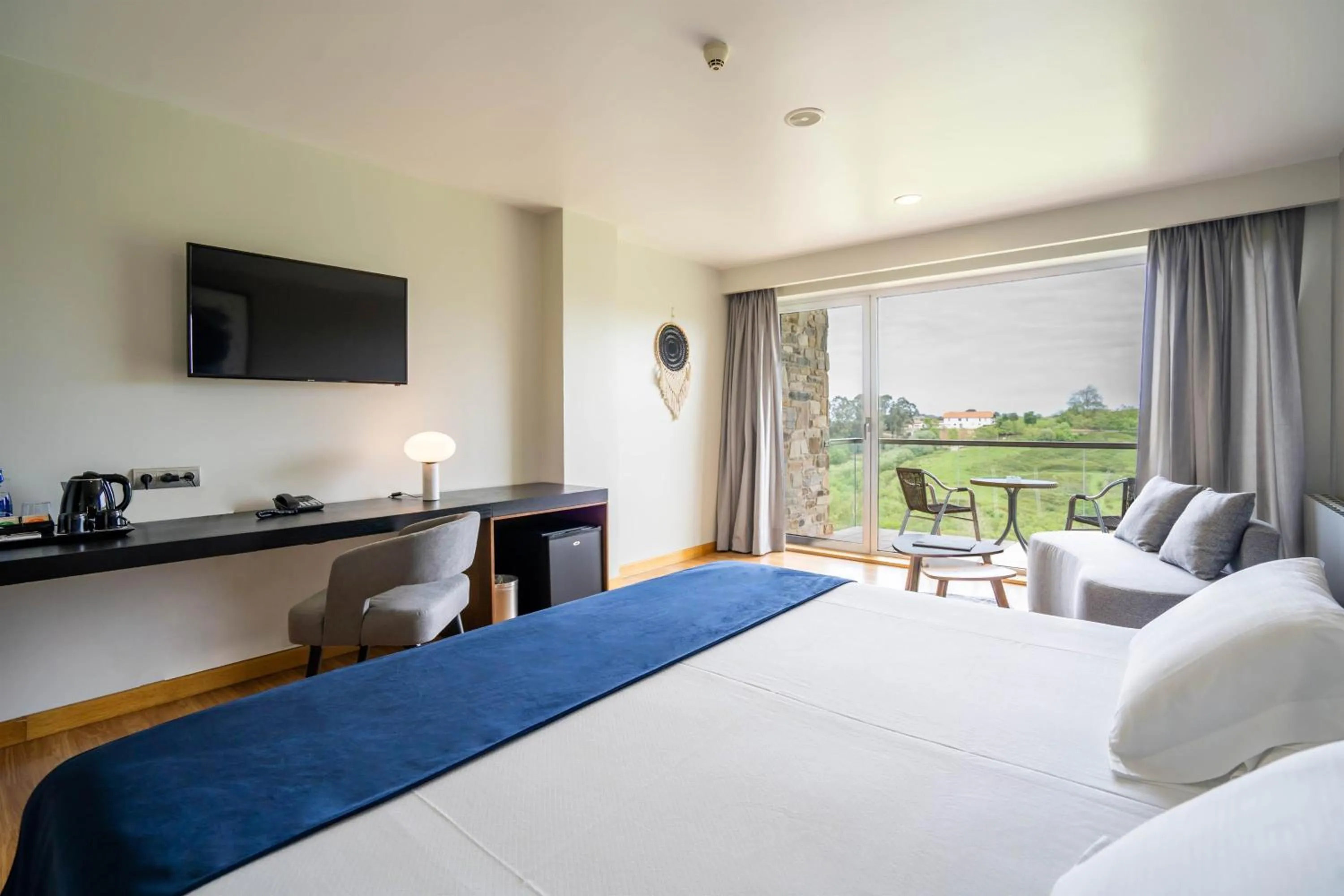 Photo of the whole room, Bed in Abba Comillas Hotel