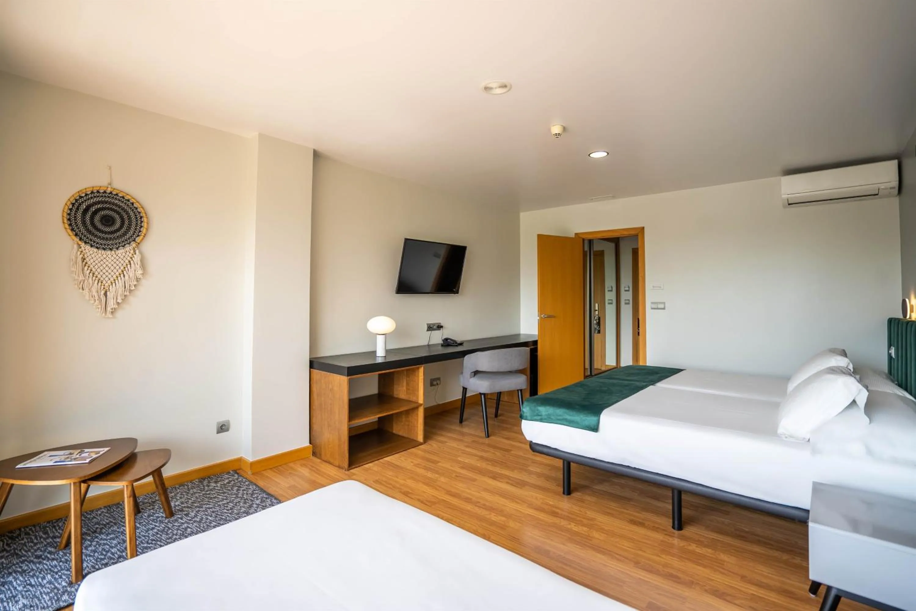 Photo of the whole room, Bed in Abba Comillas Hotel