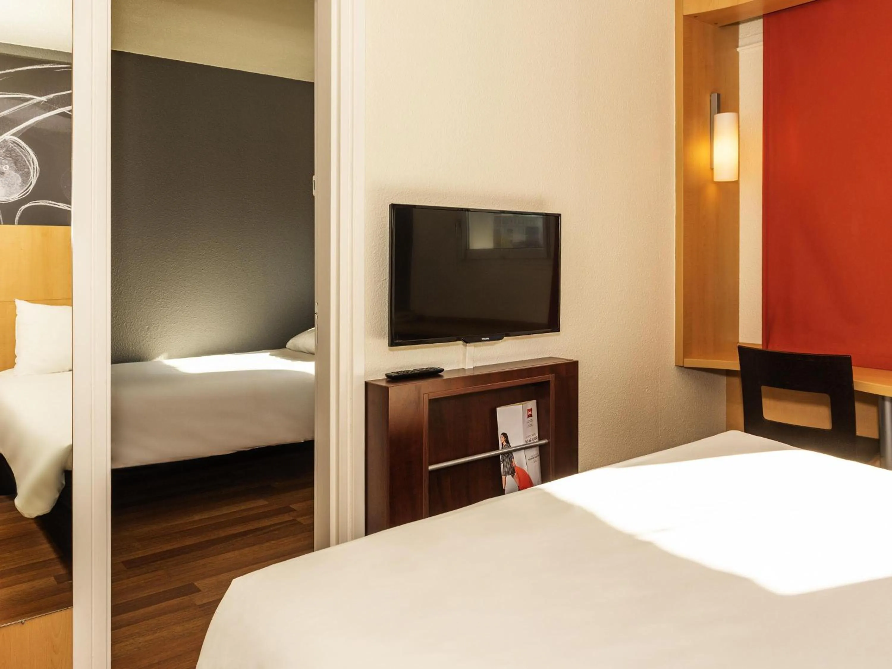 Bedroom, Bed in ibis Saint-Die