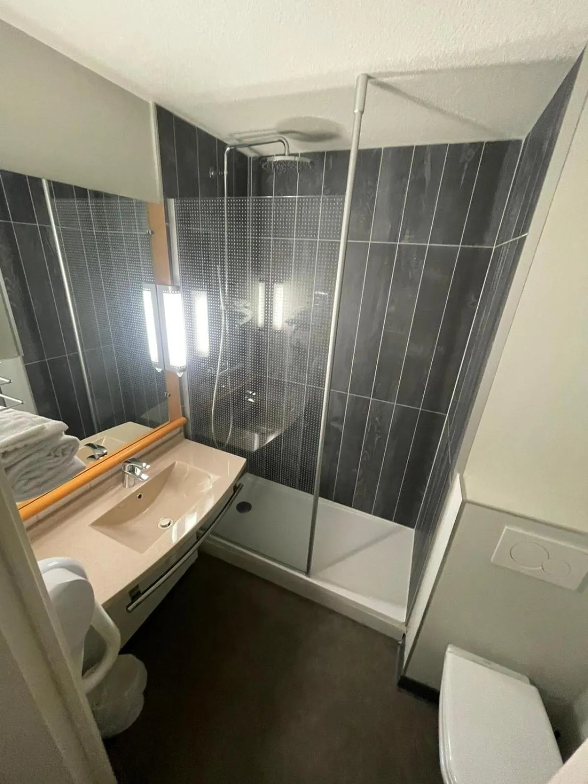 Shower in ibis Saint-Die