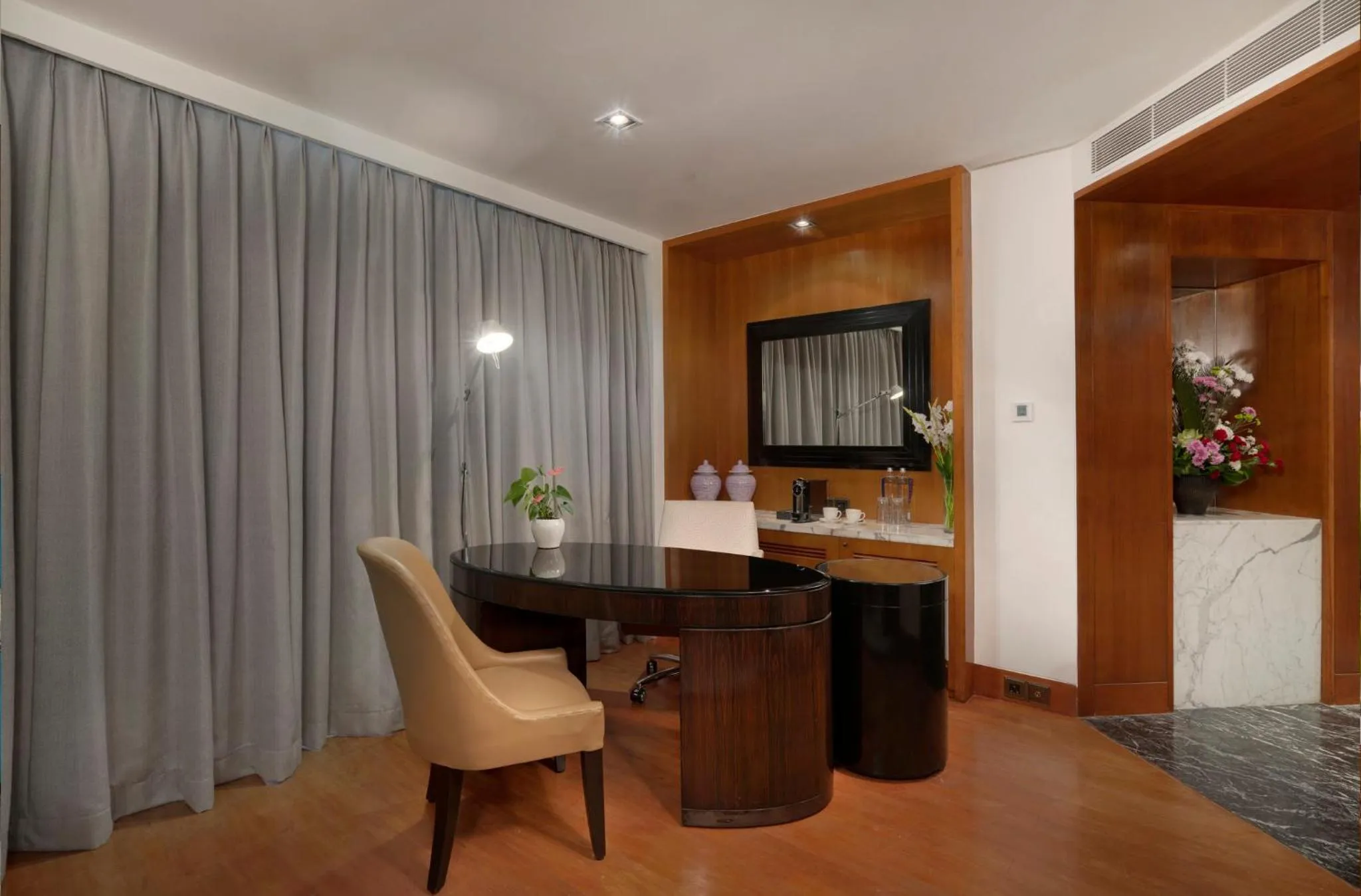 Photo of the whole room in InterContinental Marine Drive Mumbai by IHG