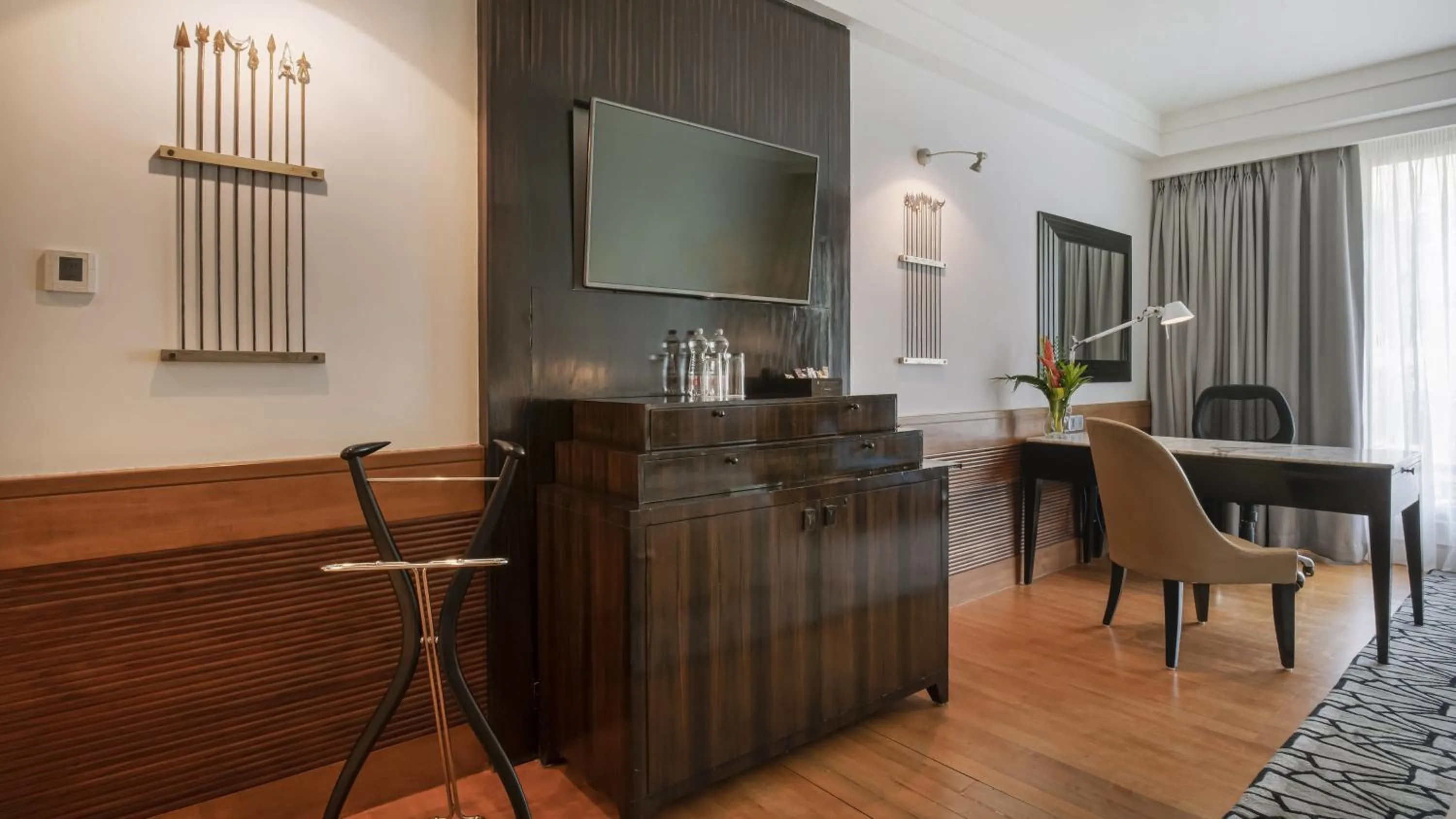 Photo of the whole room in InterContinental Marine Drive Mumbai by IHG