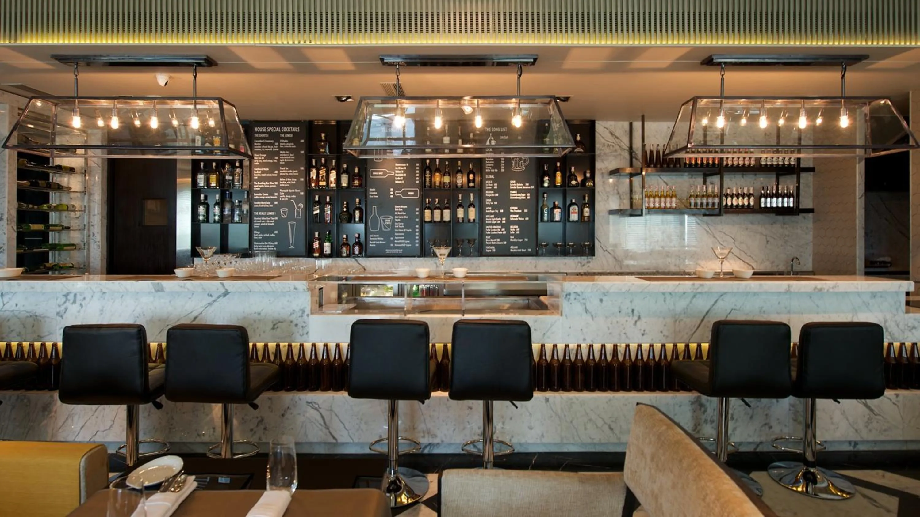 Lounge or bar in InterContinental Marine Drive Mumbai by IHG