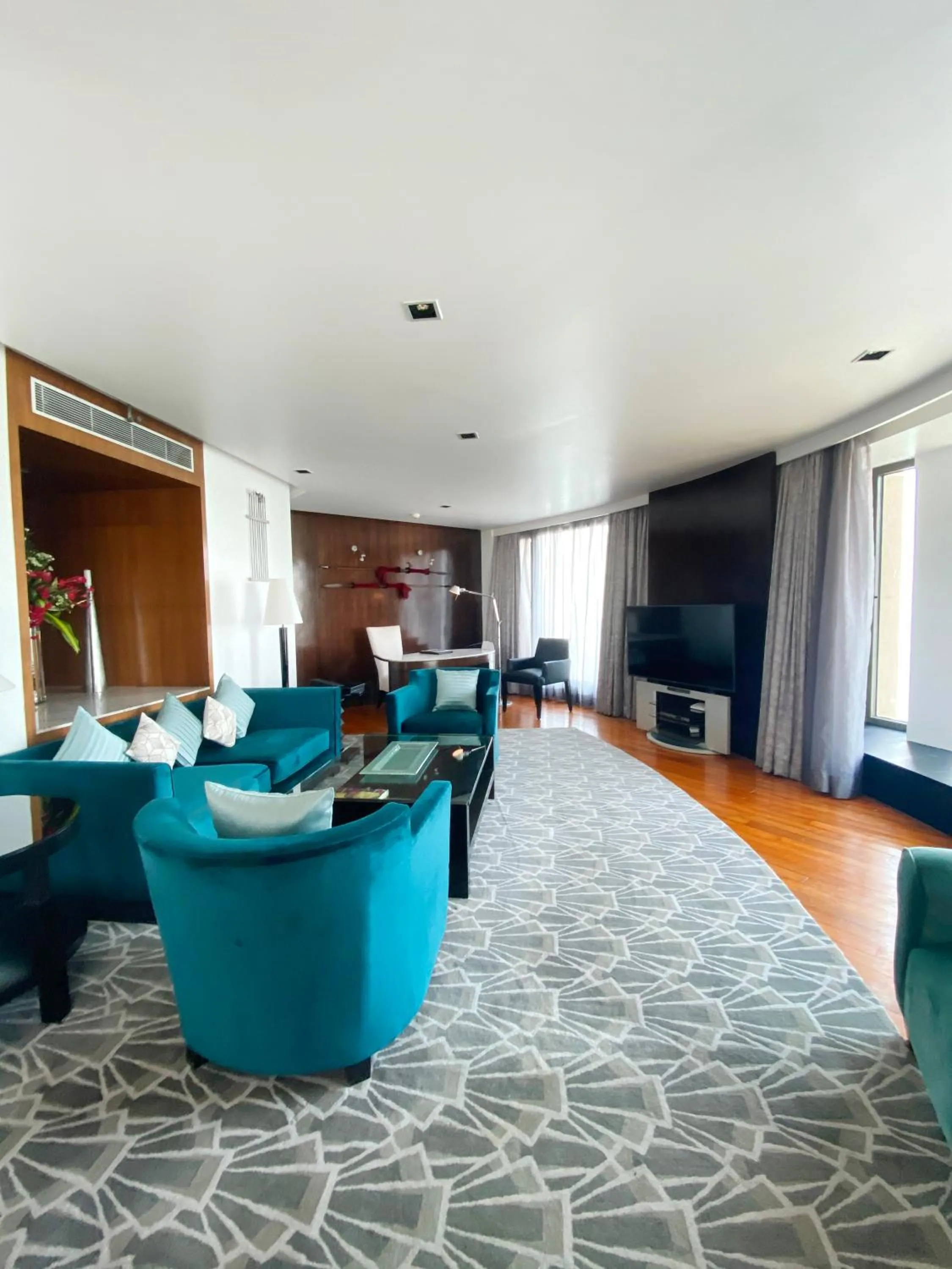 Living room in InterContinental Marine Drive Mumbai by IHG
