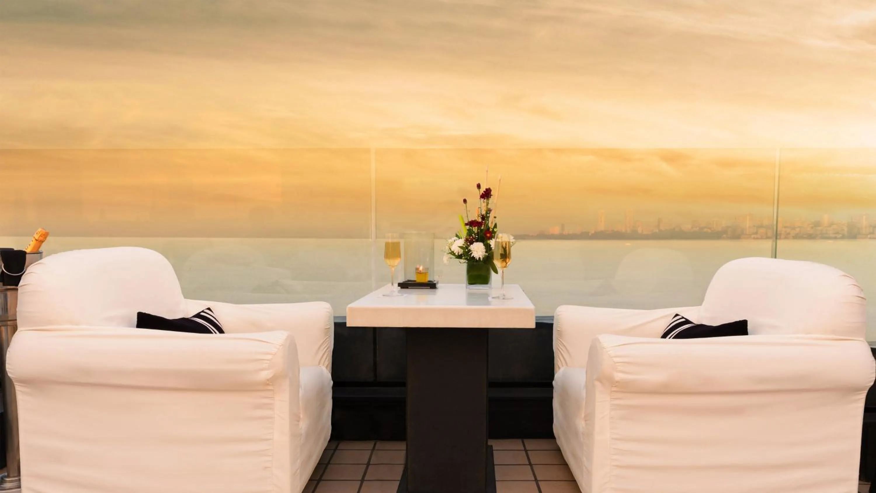 Lounge or bar in InterContinental Marine Drive Mumbai by IHG