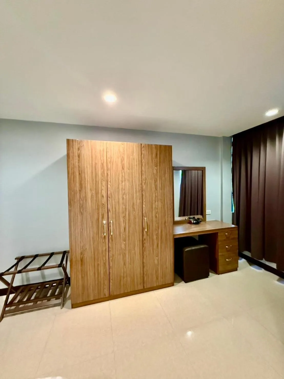 wardrobe in Sampheng Apartment