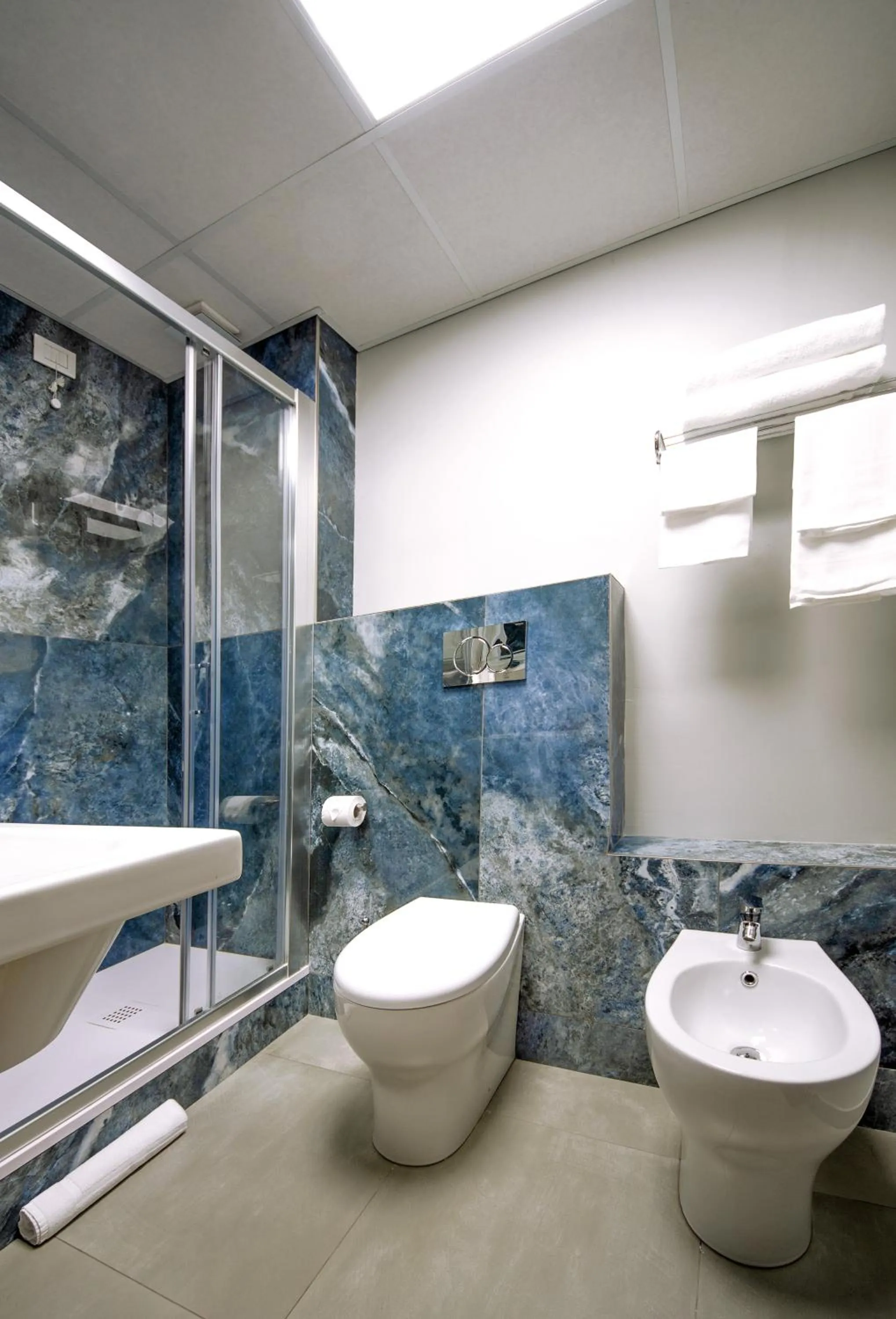 Shower in Hotel Palace del Conero