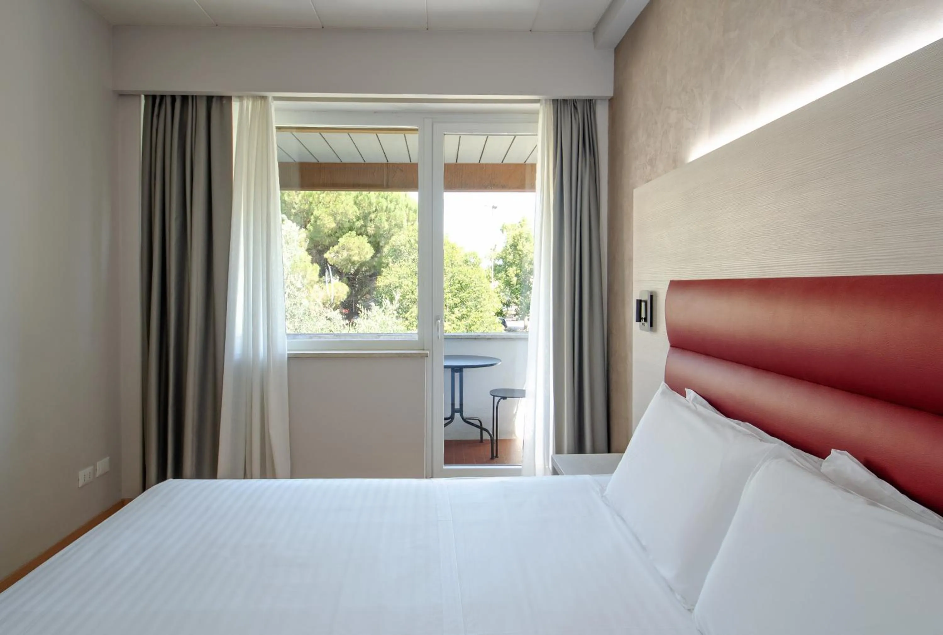 Balcony/Terrace, Bed in Hotel Palace del Conero