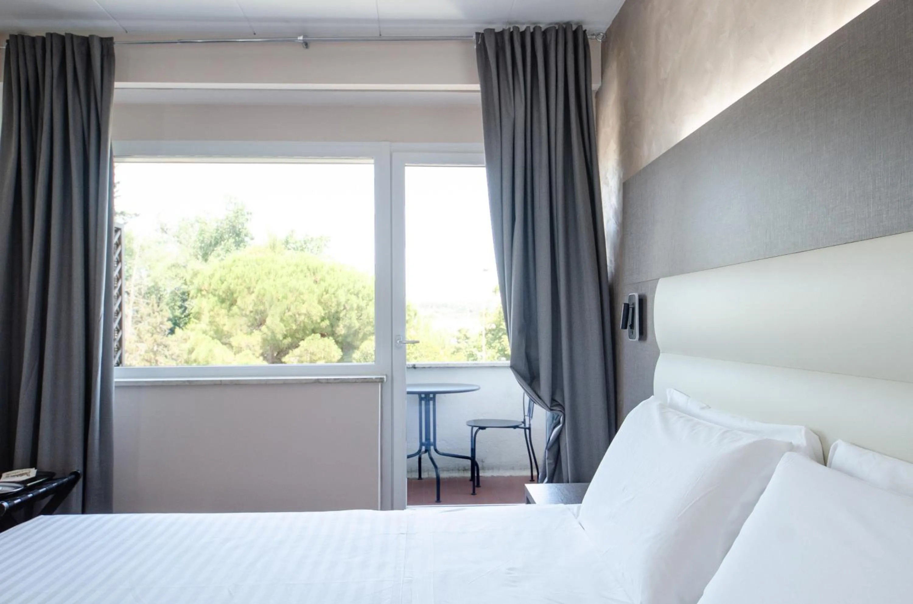 Balcony/Terrace, Bed in Hotel Palace del Conero