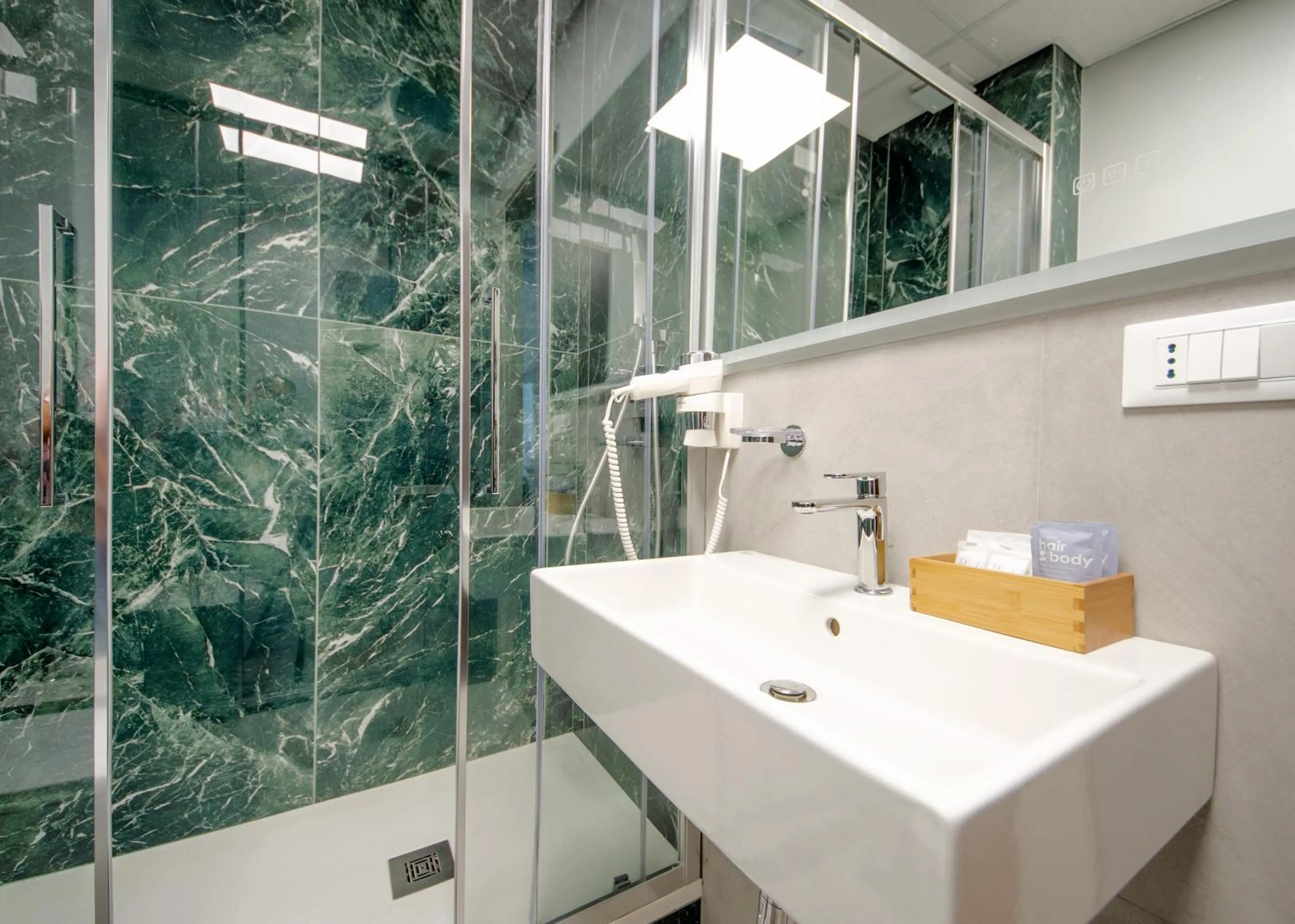 Shower in Hotel Palace del Conero