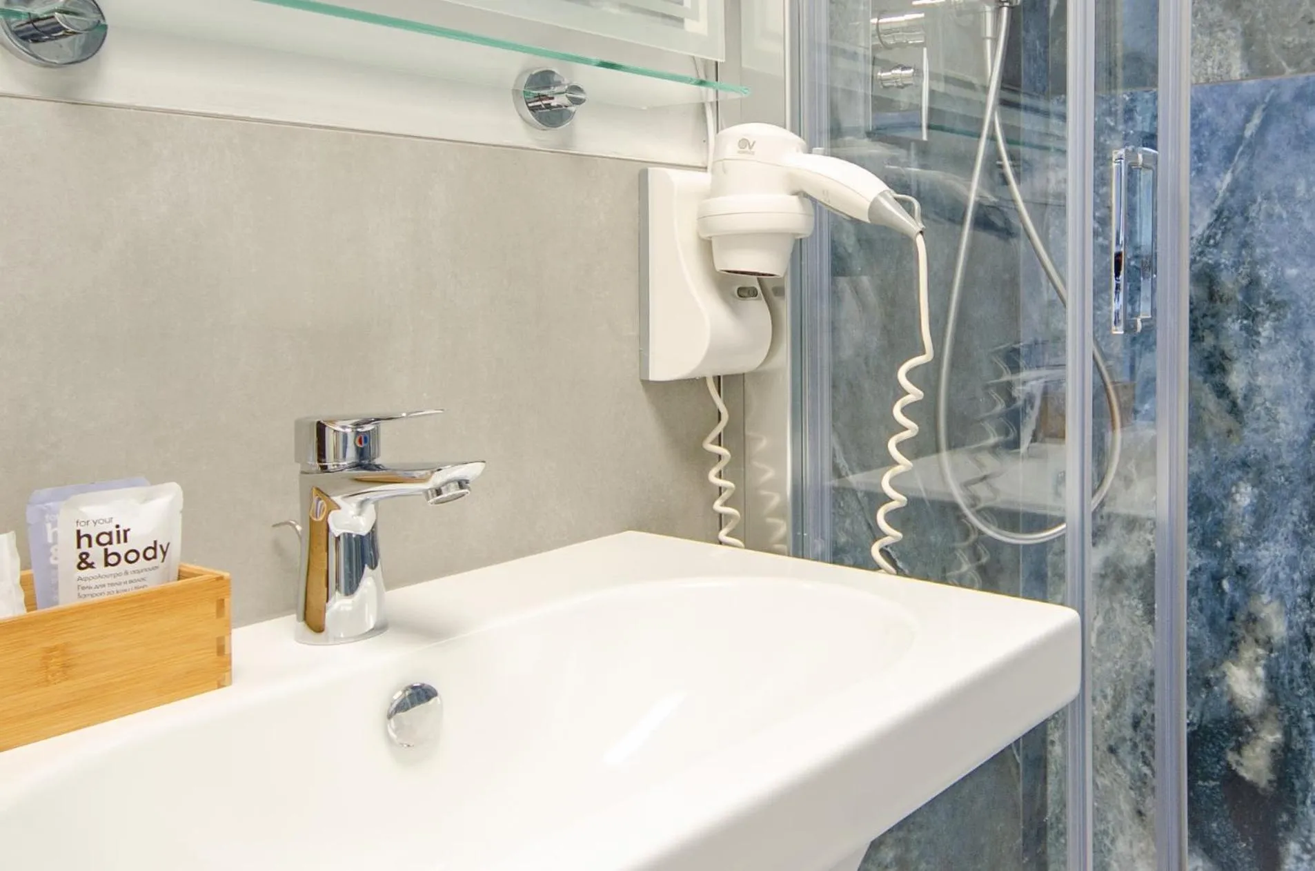 Shower in Hotel Palace del Conero