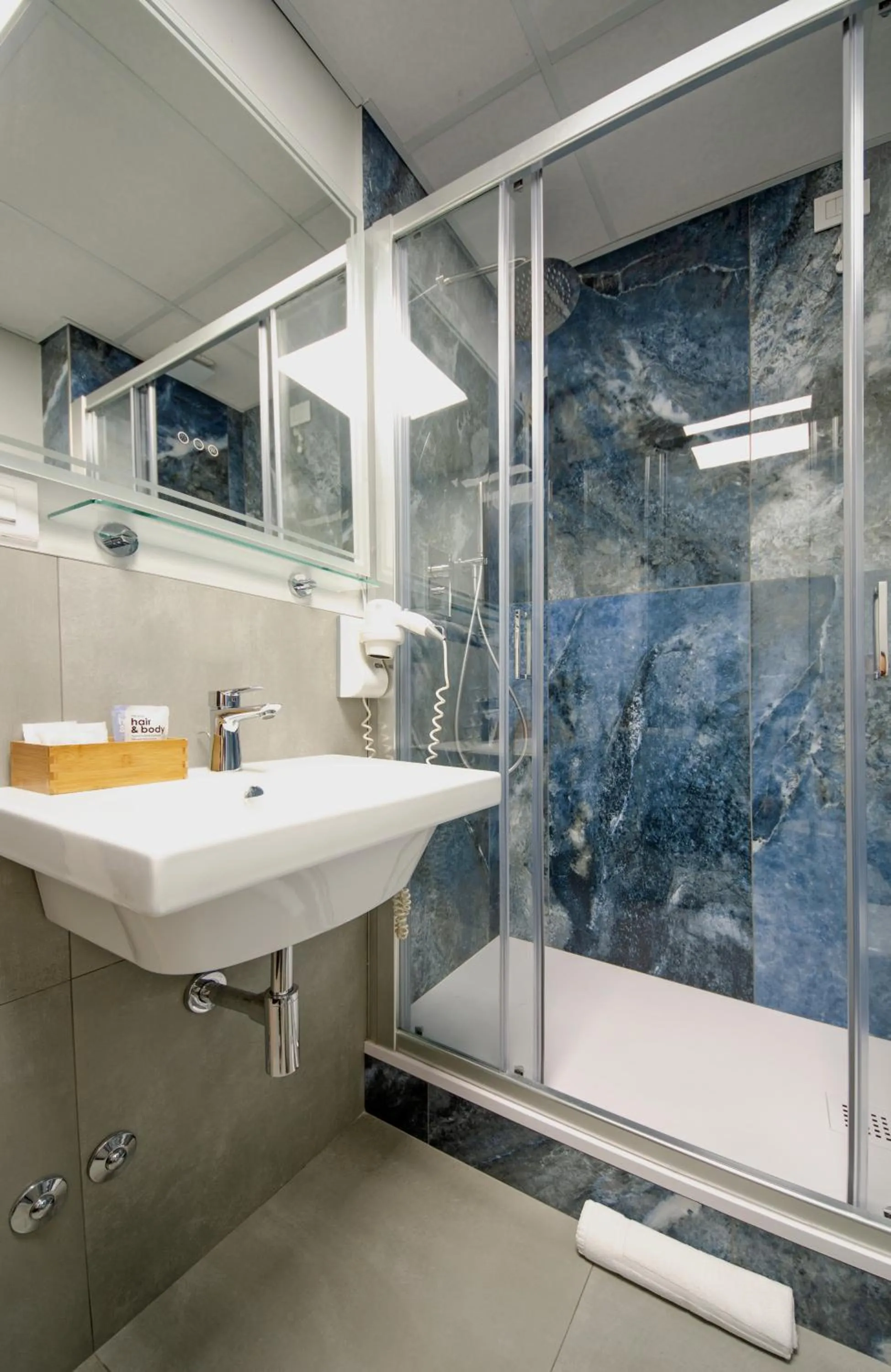 Shower in Hotel Palace del Conero