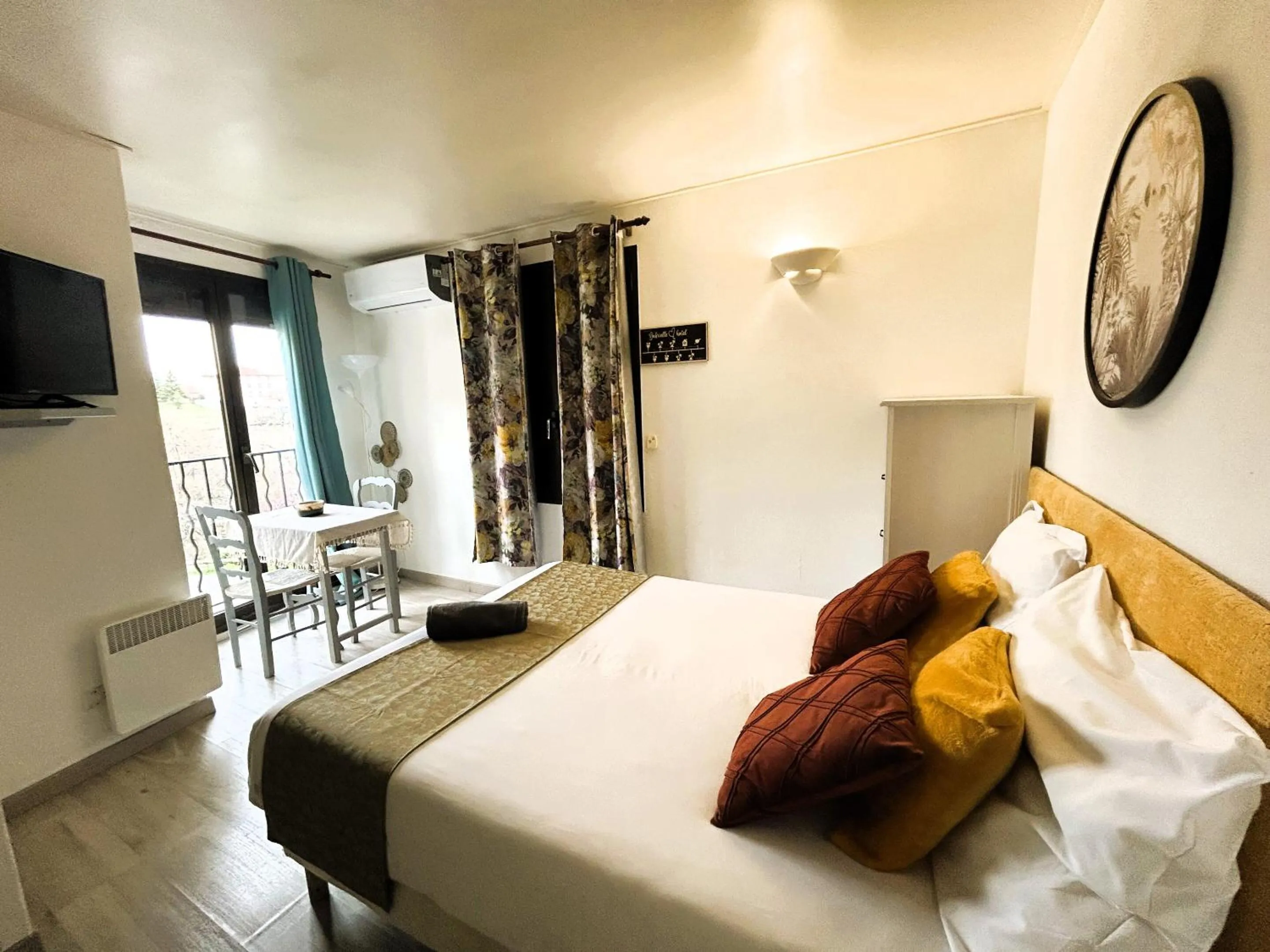 Bedroom, Bed in Gabrielle hôtel