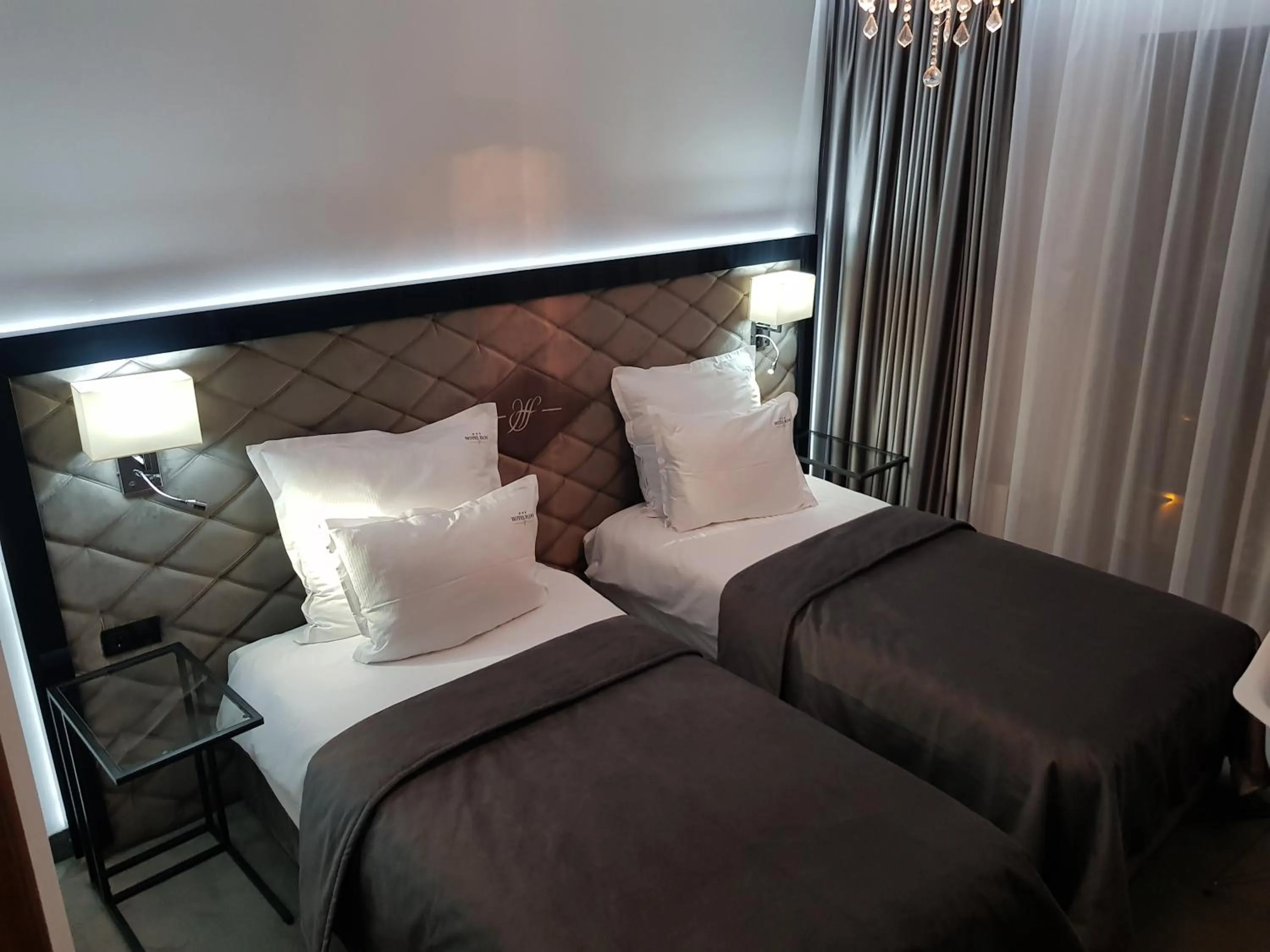 Photo of the whole room, Bed in Hotel Fado