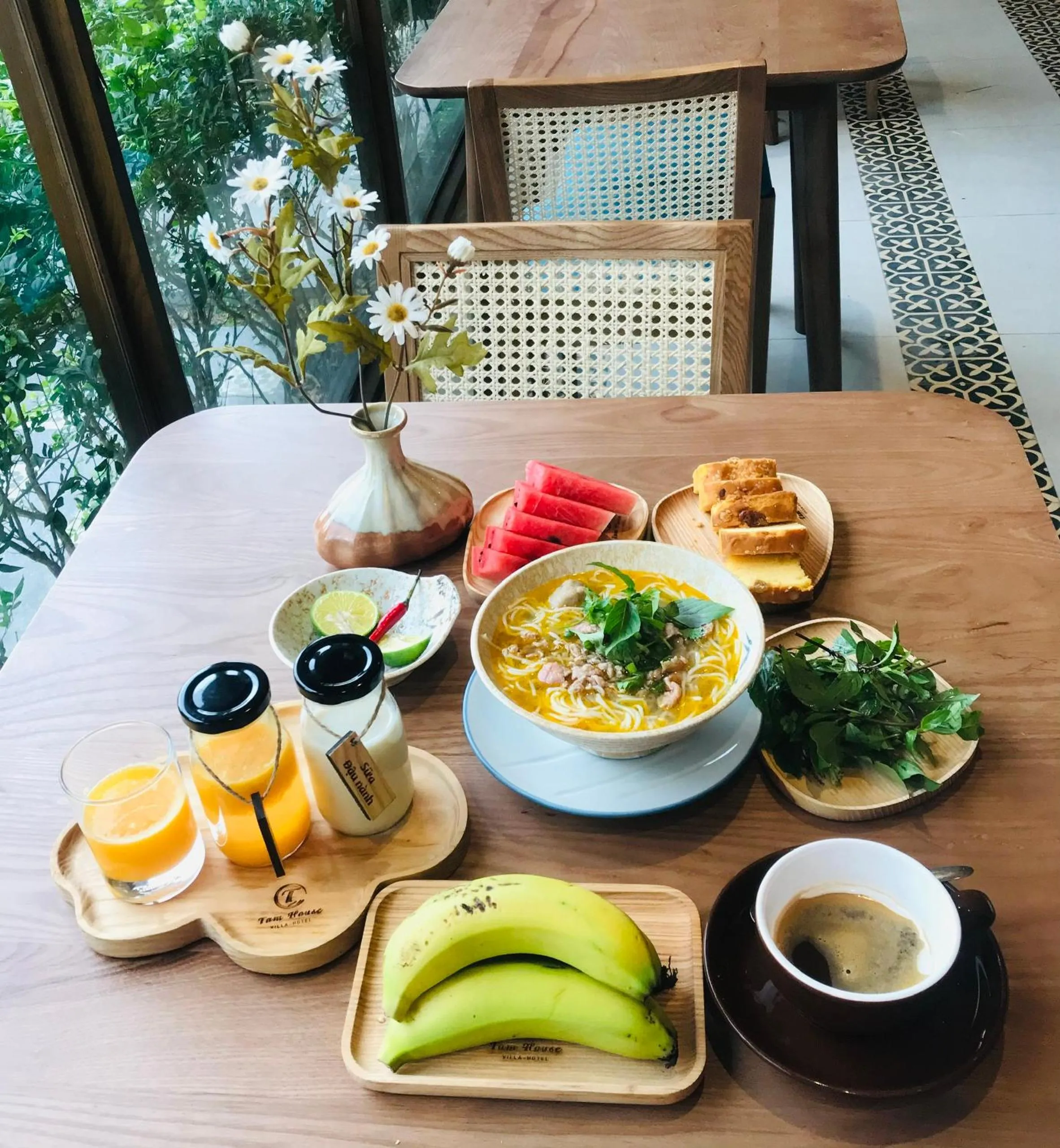 Restaurant/places to eat in Tam House Villa Hotel