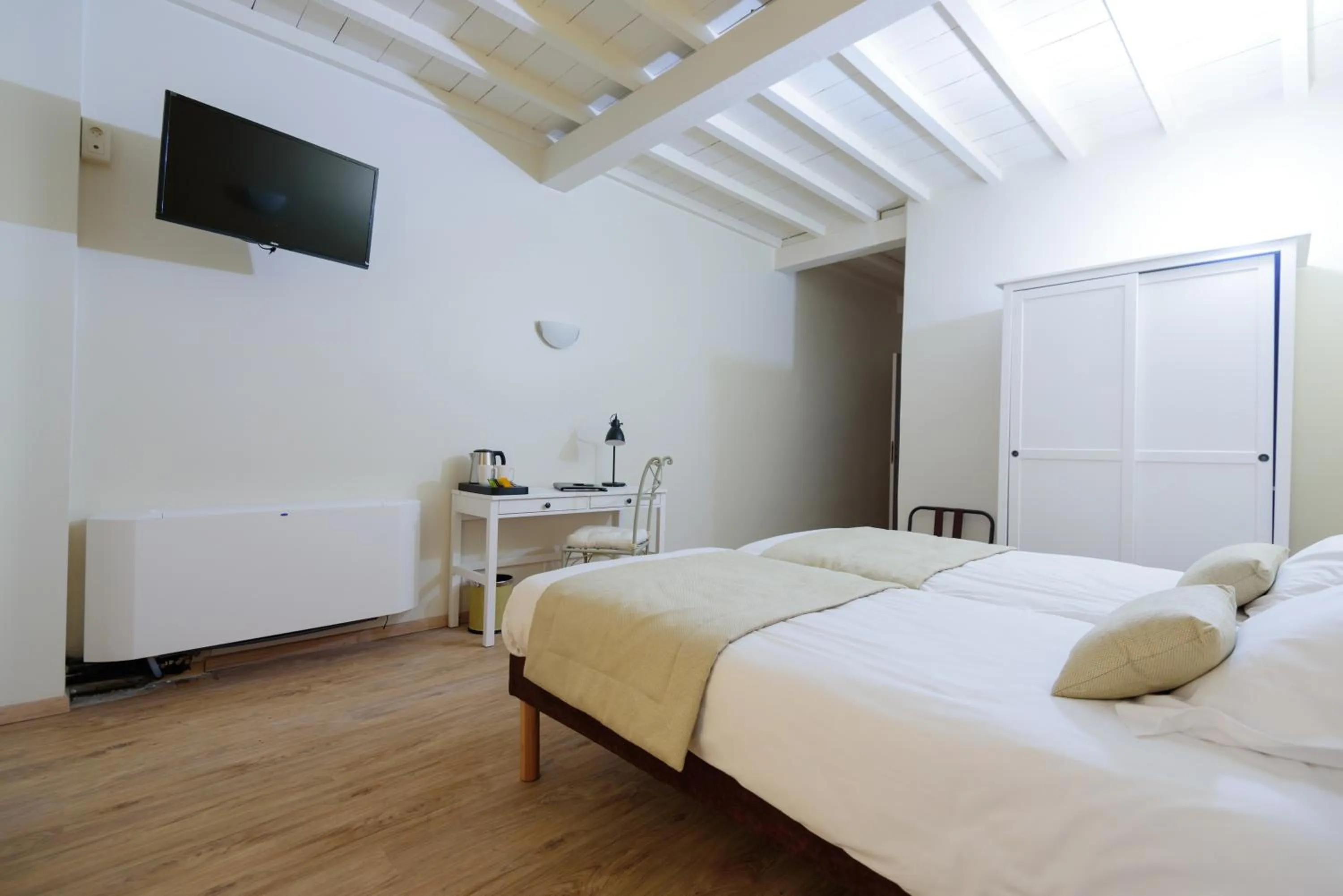 Coffee/tea facilities, Bed in Hôtel Belesso