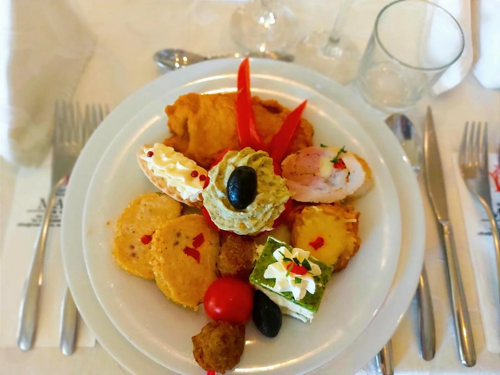 Restaurant/places to eat in Hotel Mara