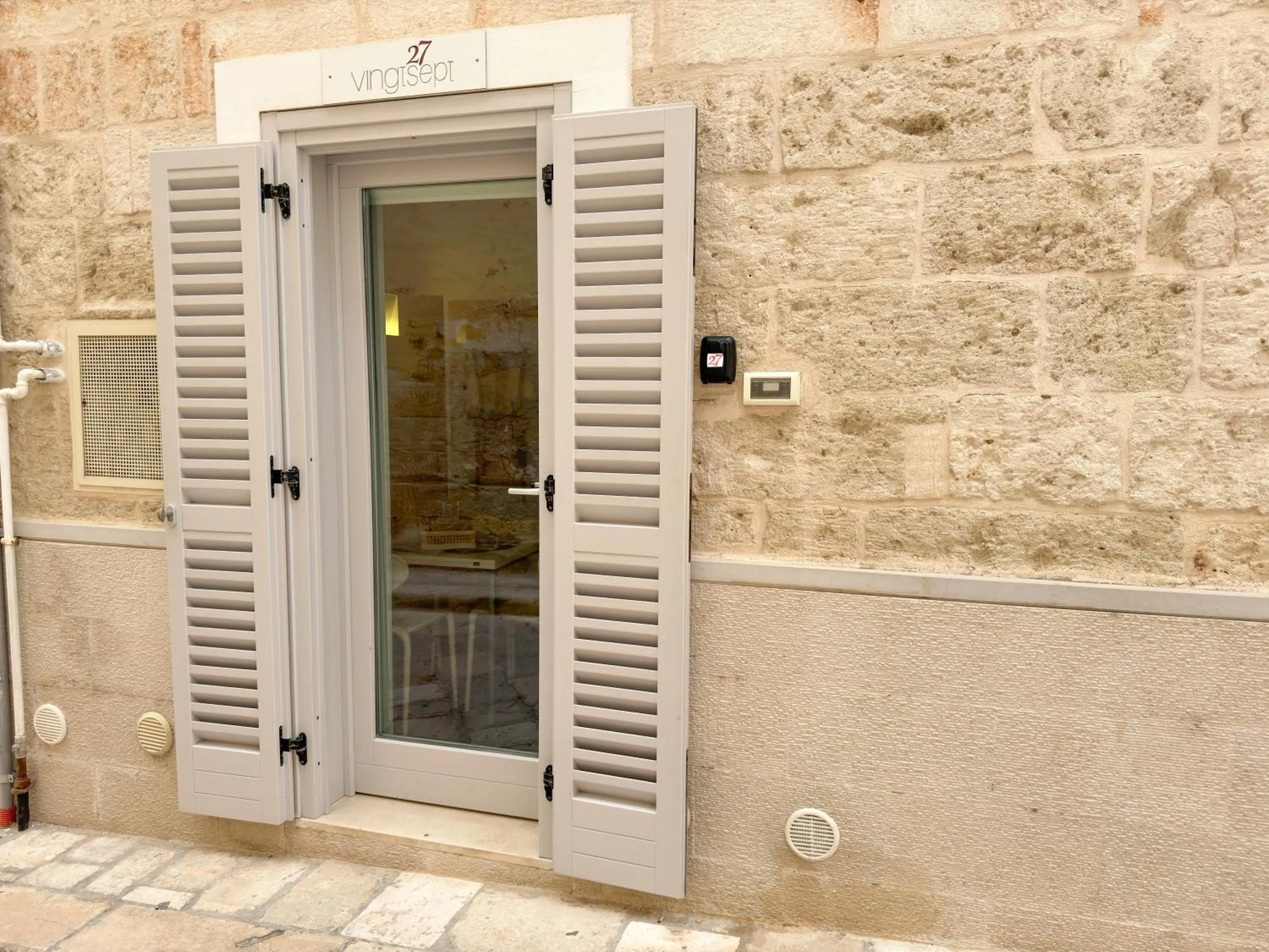 Facade/entrance in Vingt Sept