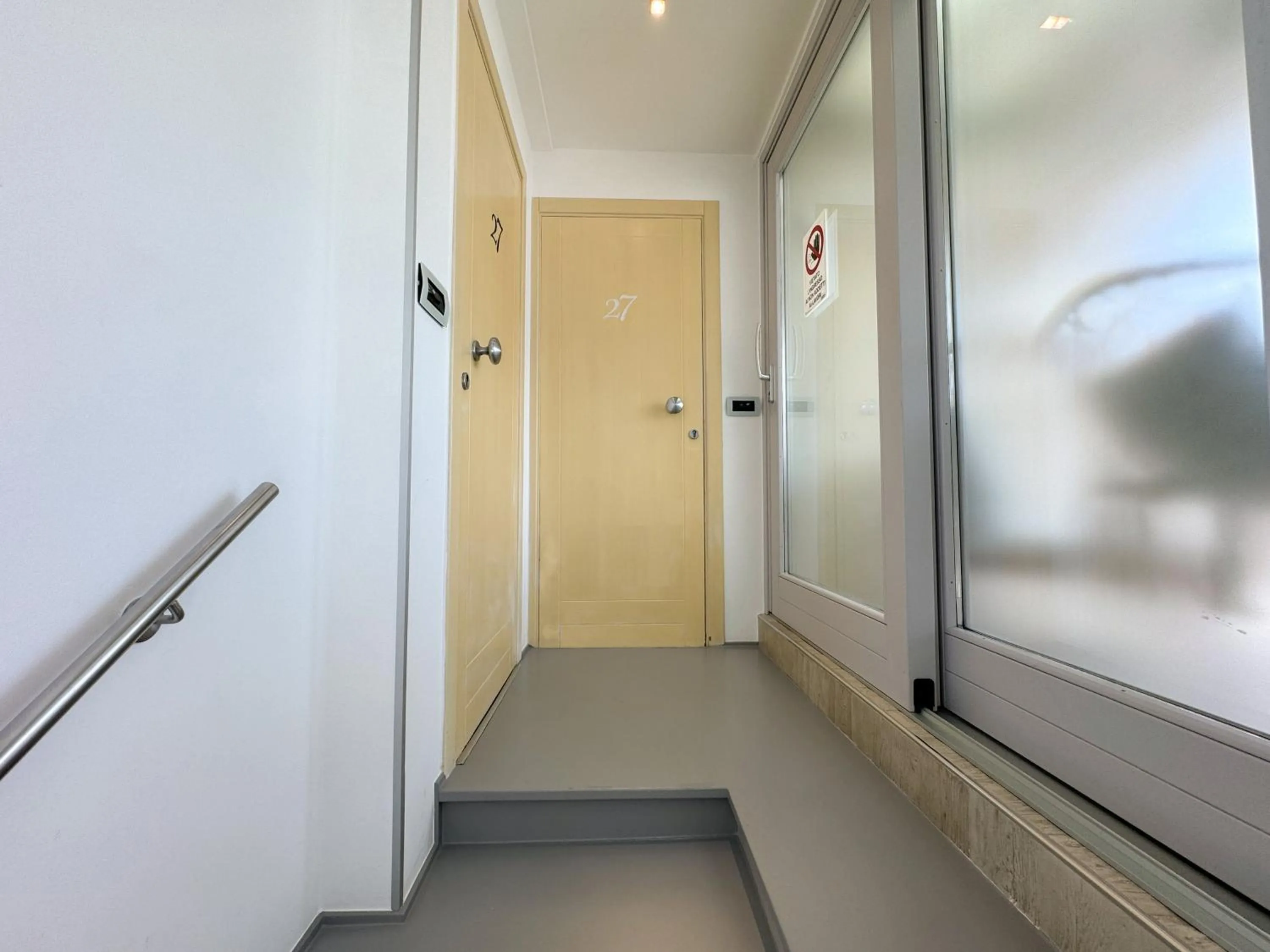 Facade/entrance in Vingt Sept