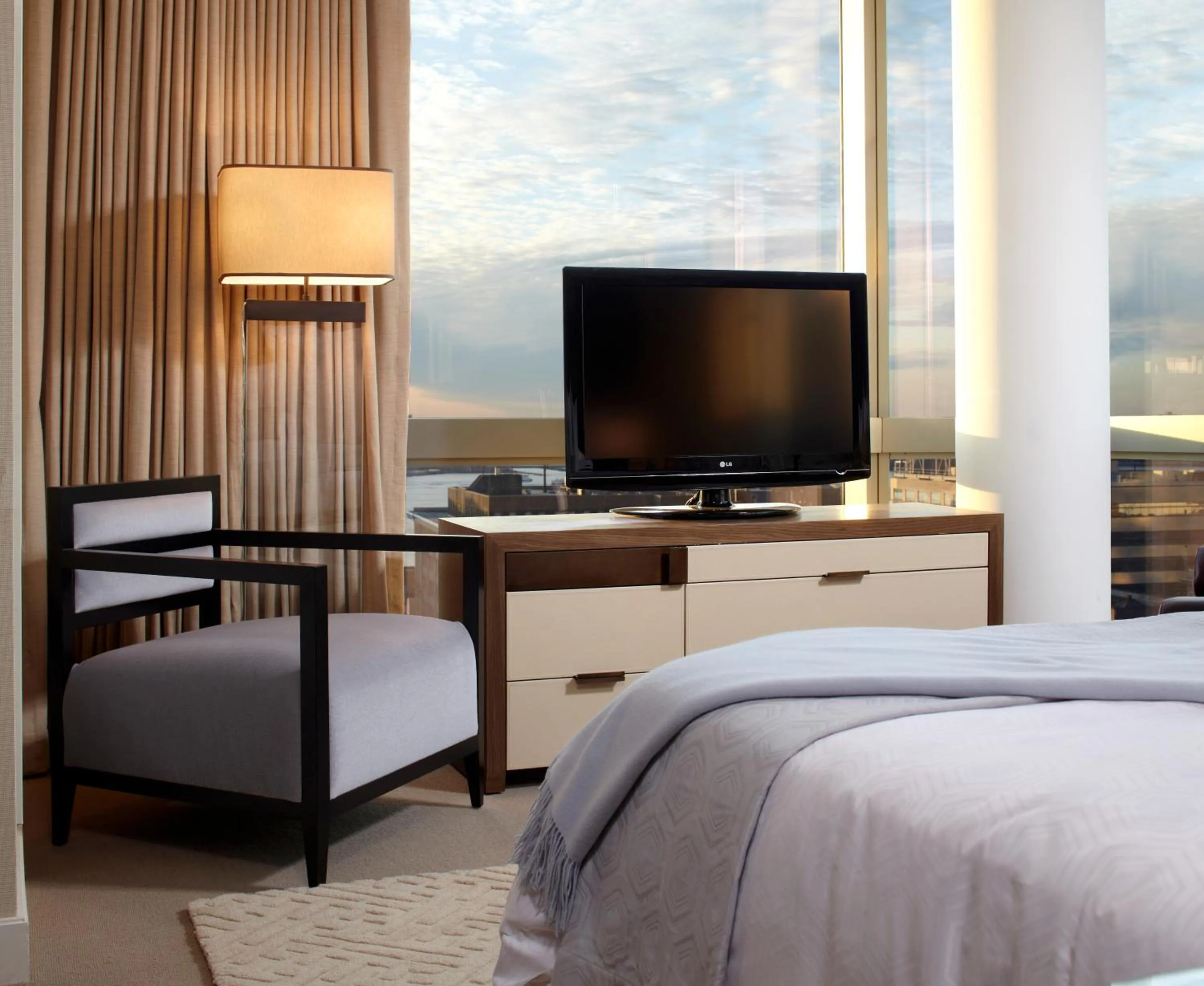 TV and multimedia, Bed in The Dominick Hotel