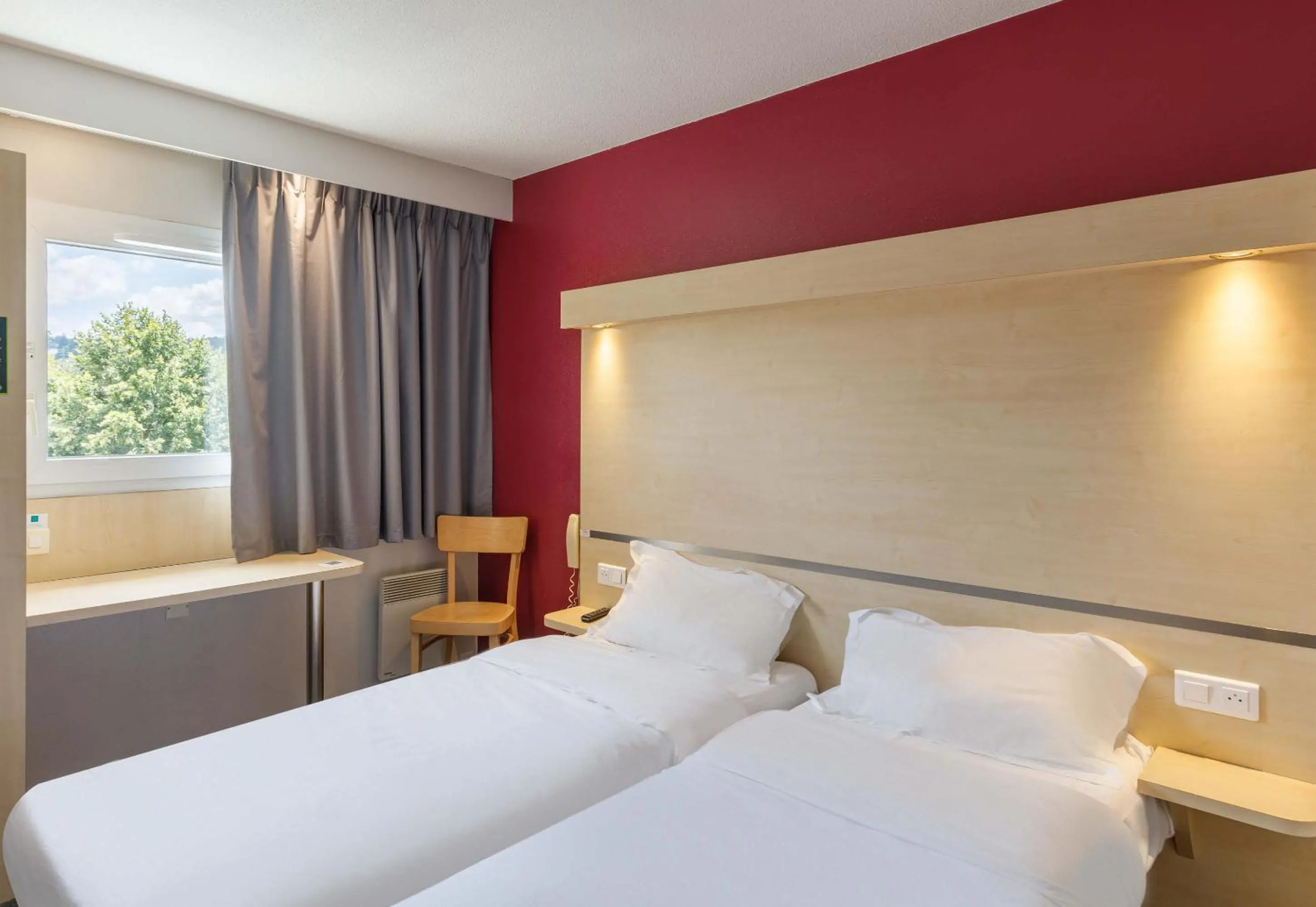 Photo of the whole room, Bed in B&B HOTEL Le Puy-en-Velay