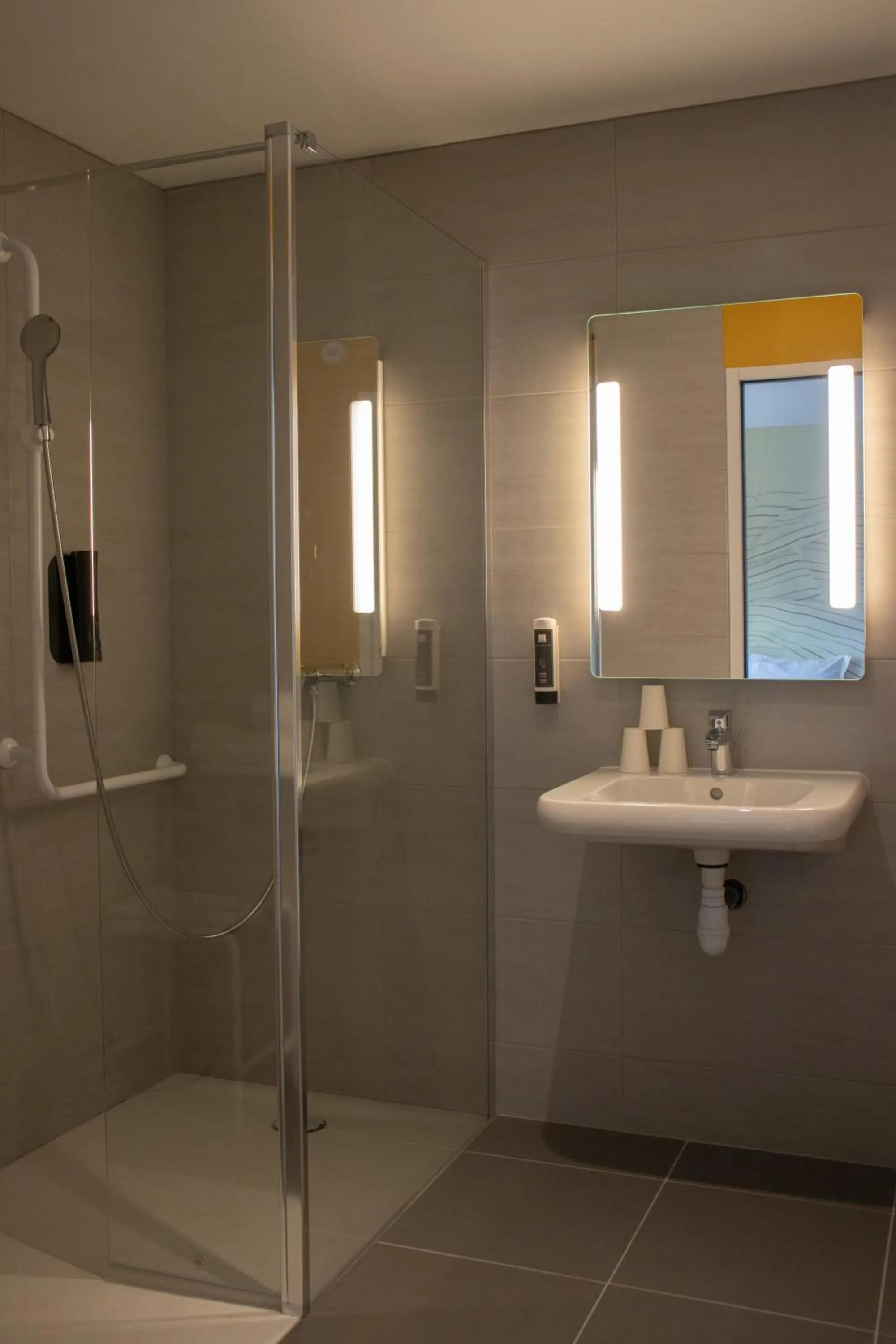 Shower in B&B HOTEL Le Puy-en-Velay