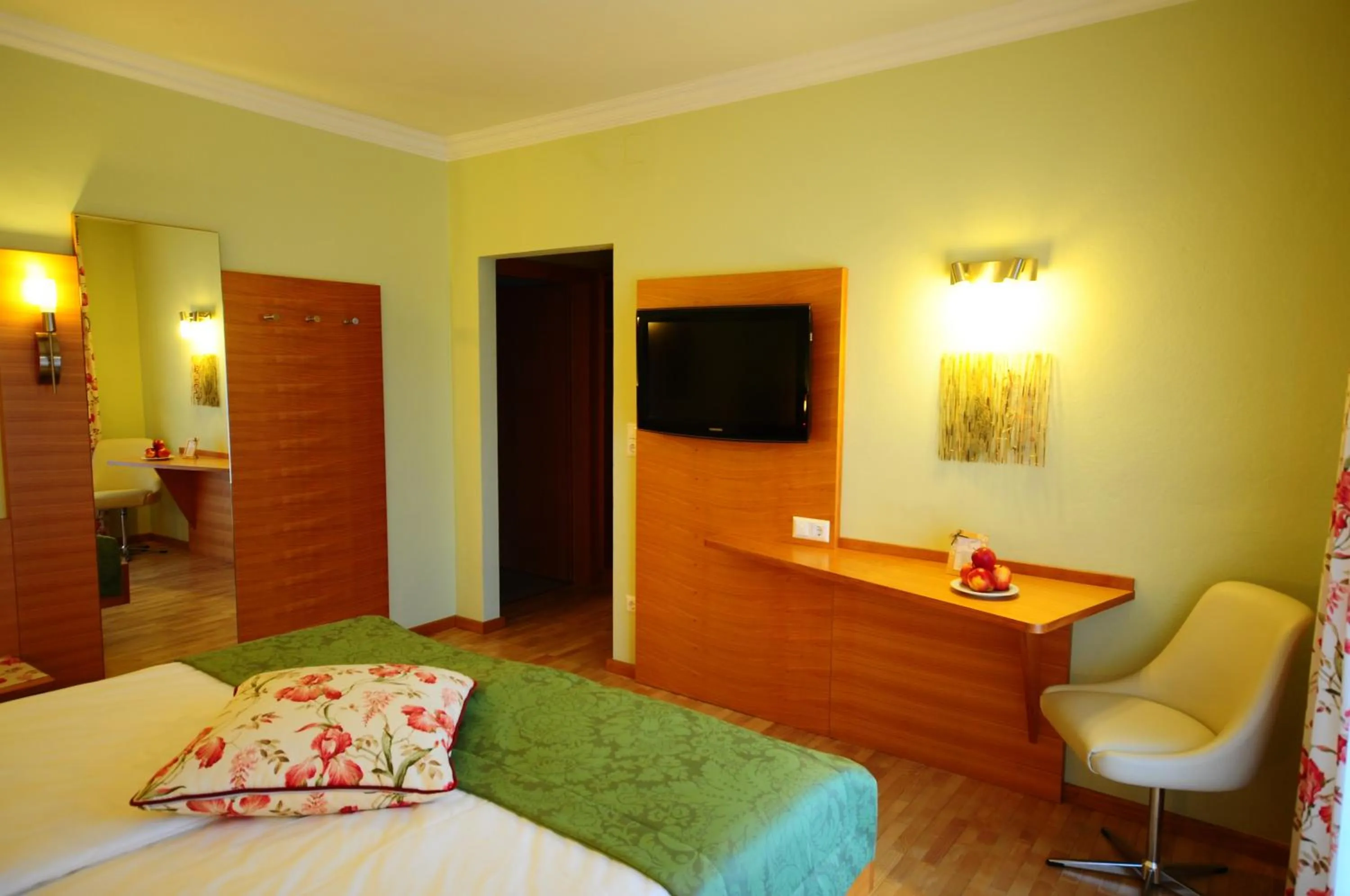 Photo of the whole room, Bed in Kupfer-Dachl