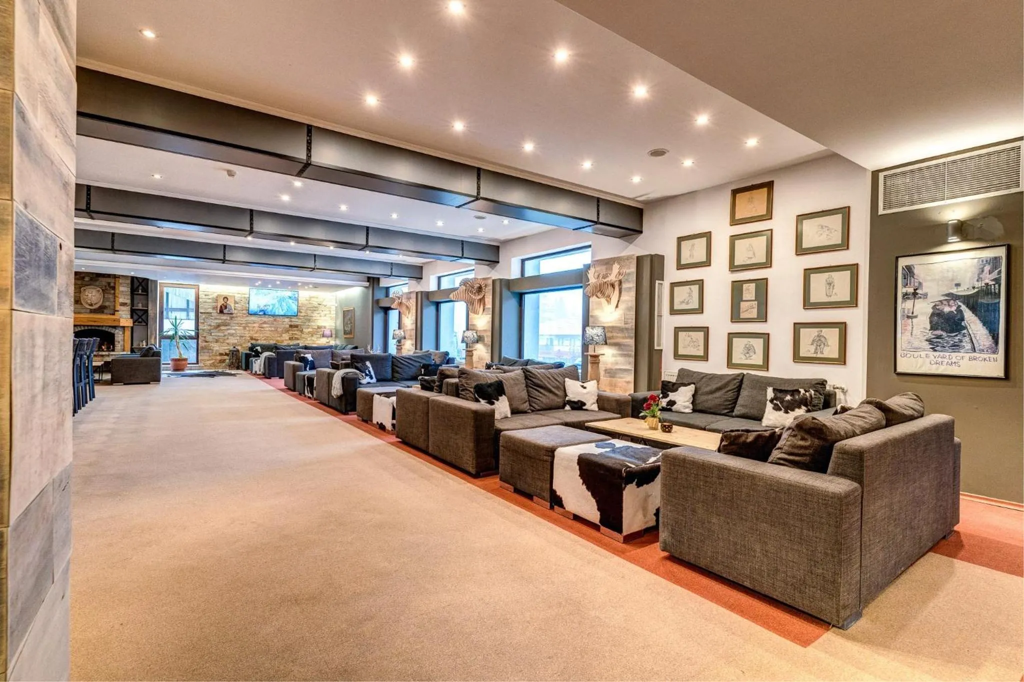 Communal lounge/ TV room in Grand Hotel Murgavets