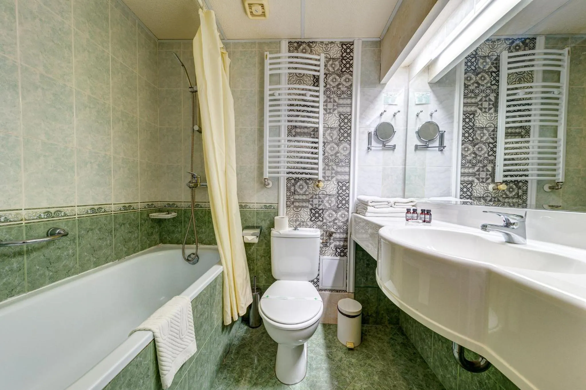 Bathroom in Grand Hotel Murgavets