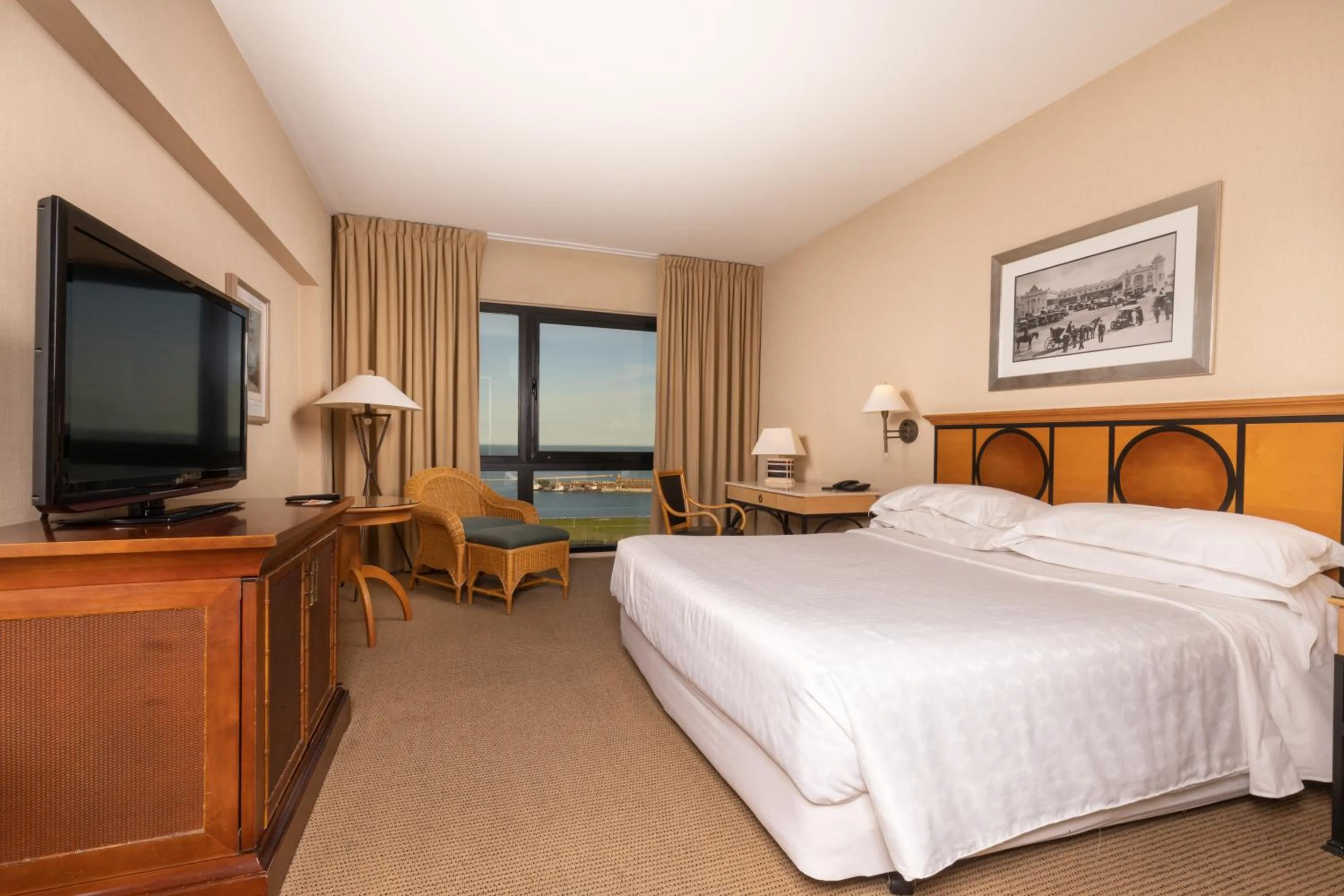 Photo of the whole room, Bed in Sheraton Mar Del Plata Hotel