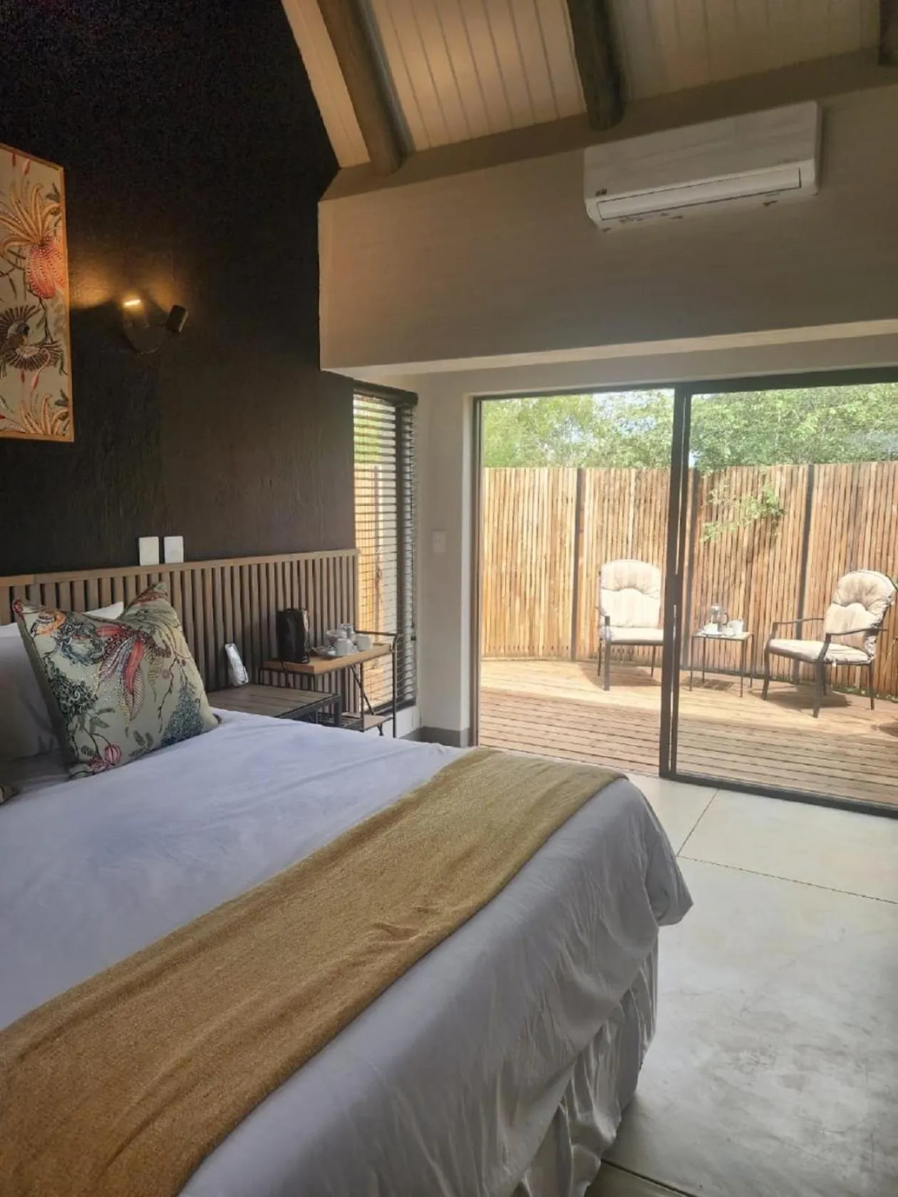 Bed in eKhaya Bush Lodge