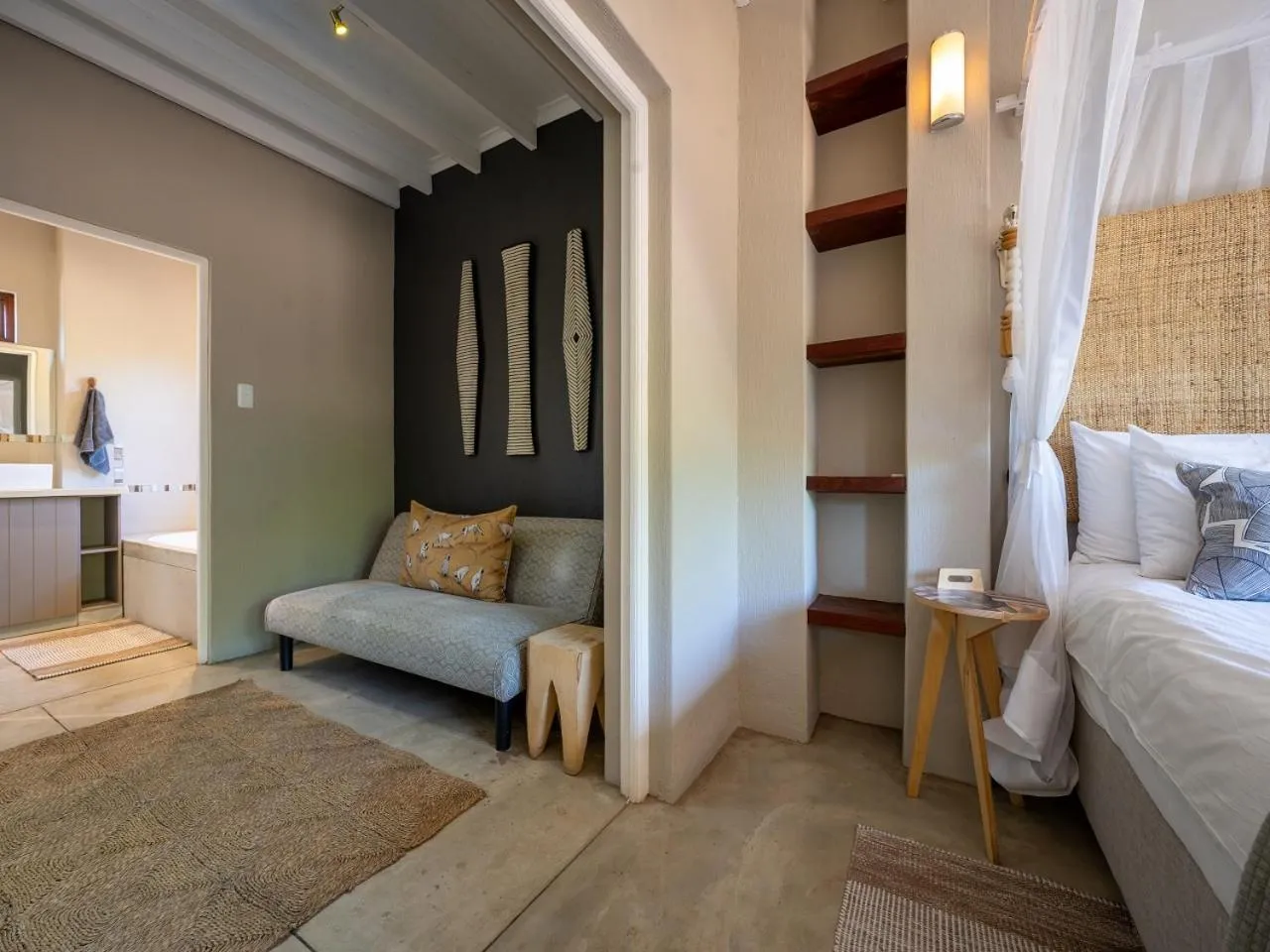 Seating area, Bed in eKhaya Bush Lodge