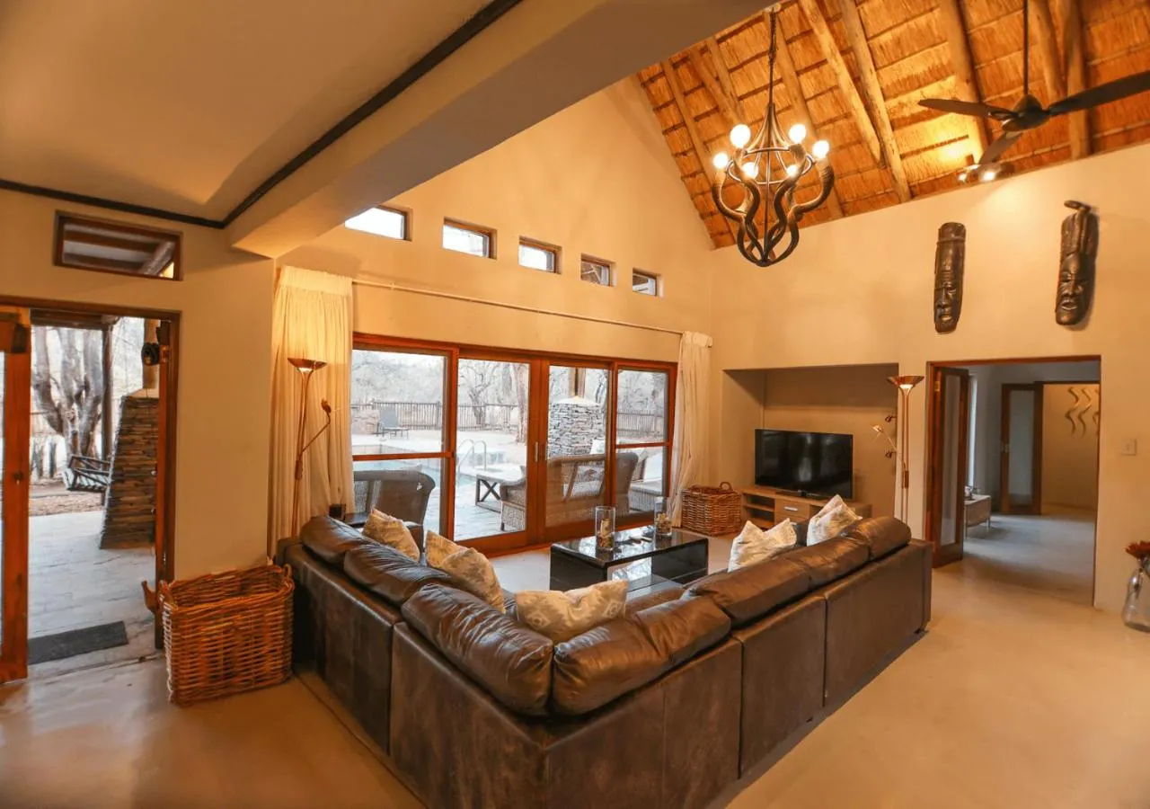 Lounge or bar in eKhaya Bush Lodge