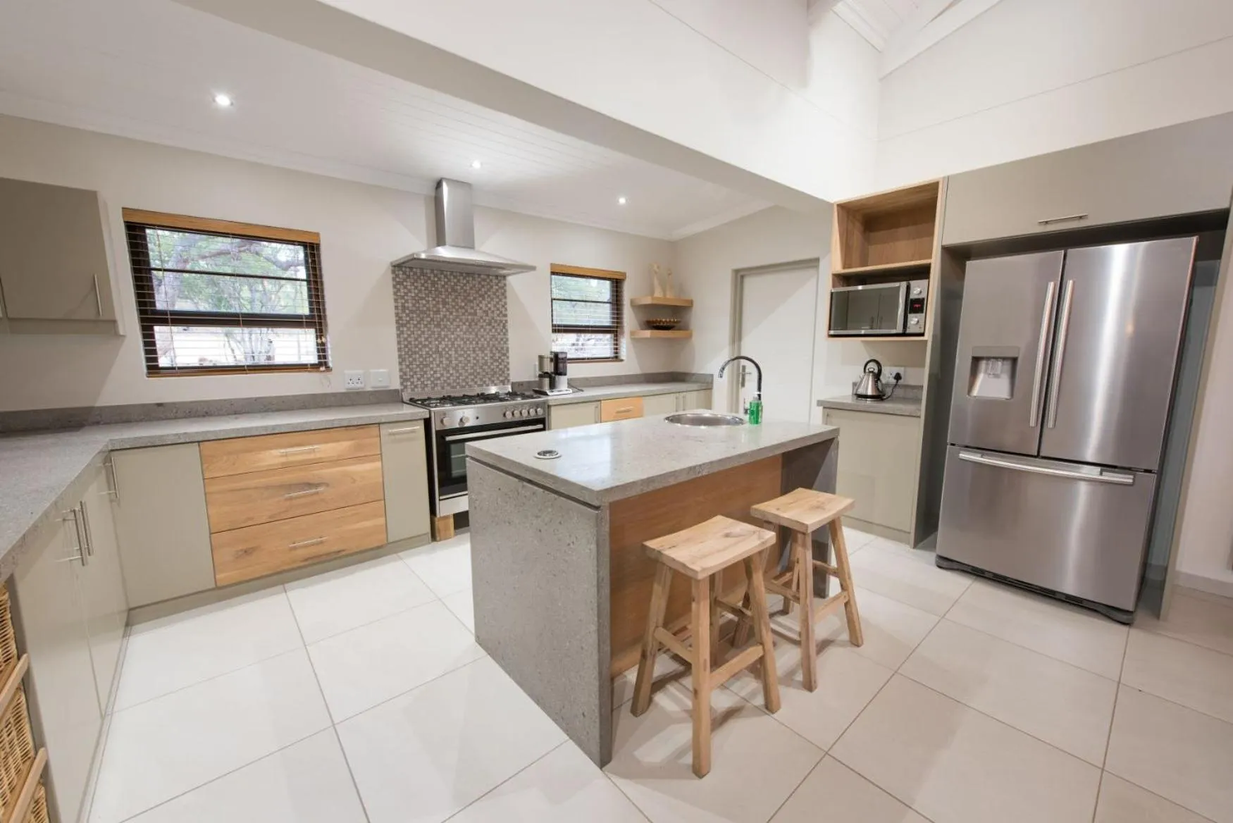 Kitchen or kitchenette in eKhaya Bush Lodge