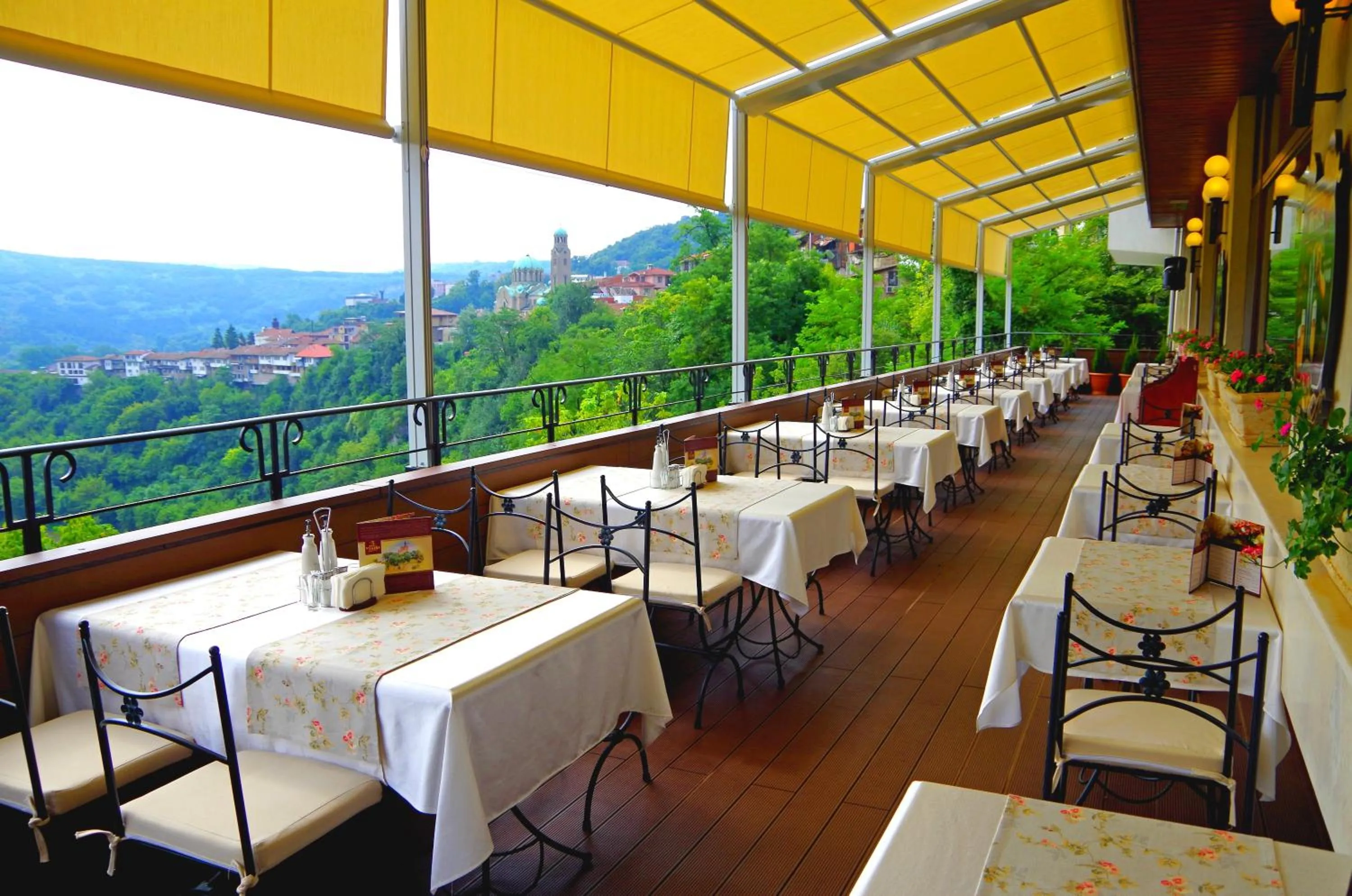 Restaurant/places to eat in Yantra Grand Hotel