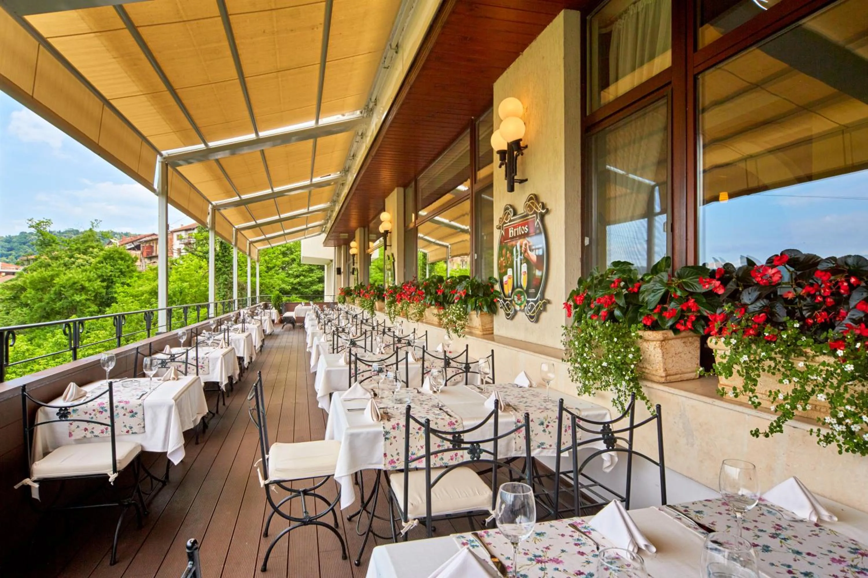 Restaurant/places to eat in Yantra Grand Hotel