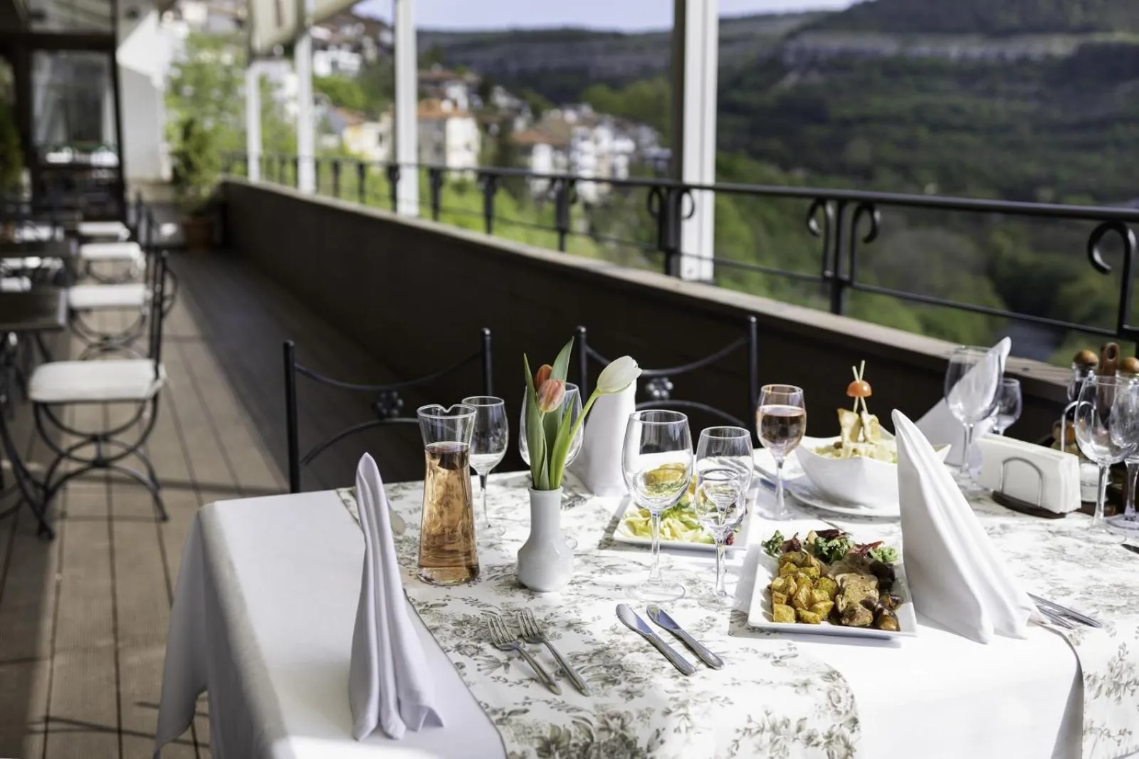 Restaurant/places to eat in Yantra Grand Hotel