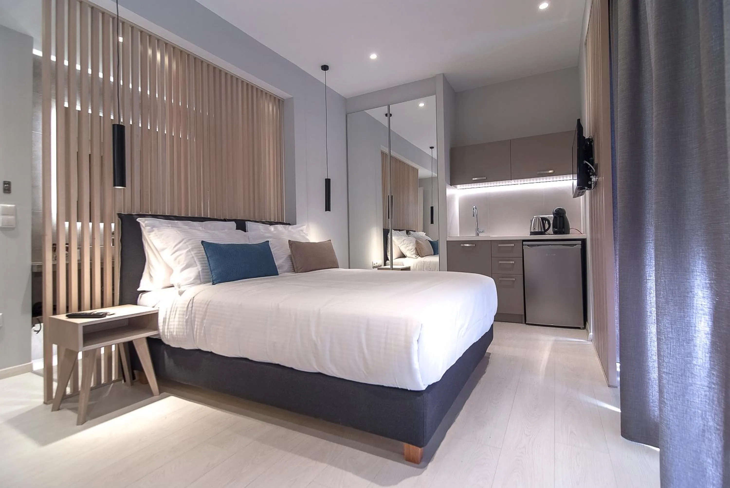 Photo of the whole room, Bed in Acropolis Stay