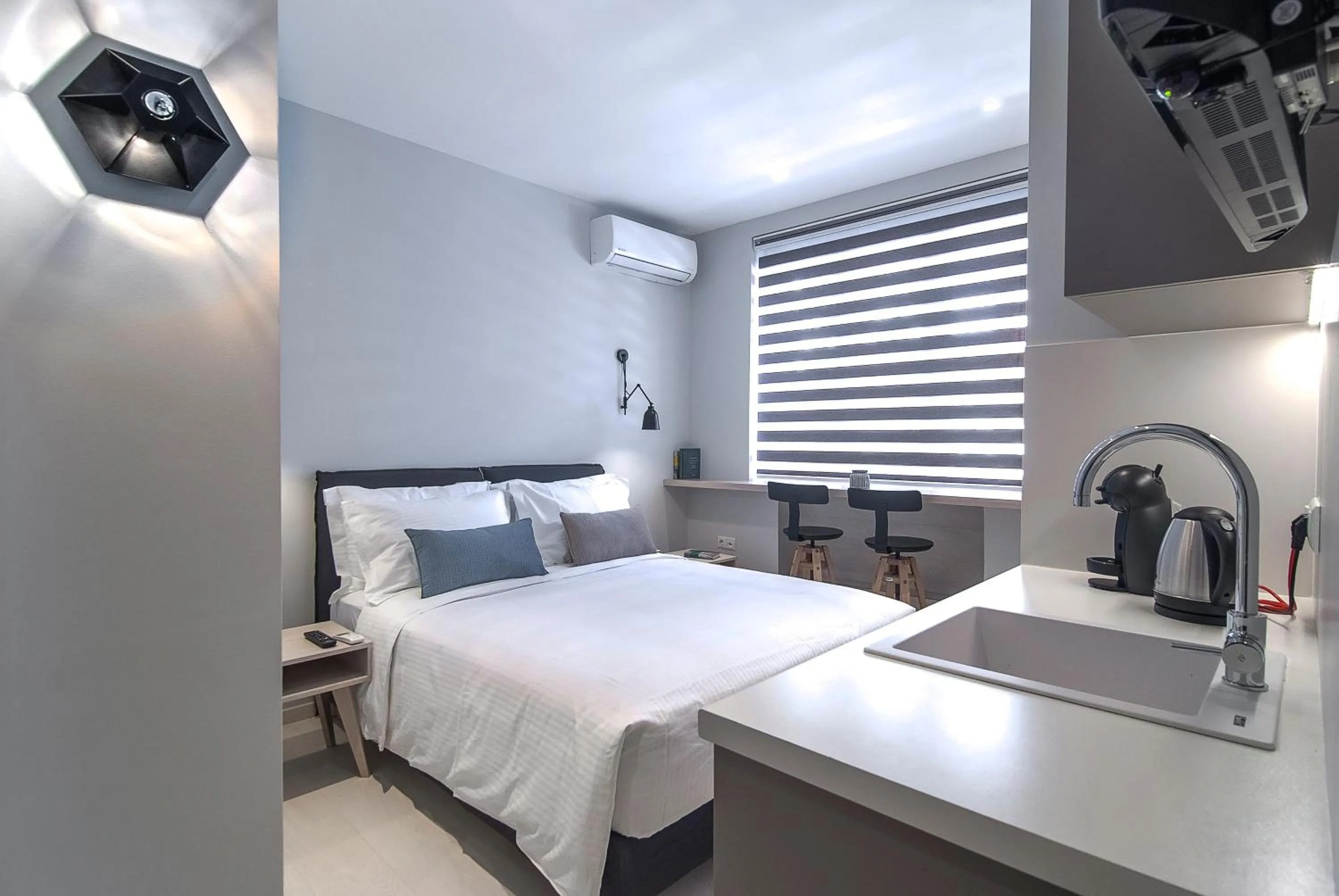 Kitchen or kitchenette, Bed in Acropolis Stay